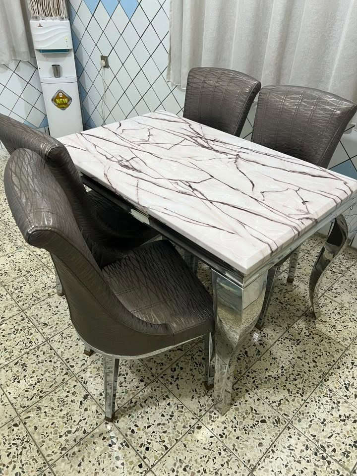 ميز مال طعام جديد
مرمر كلش قوي 4كراسي سعره 400وبي مجال قليل 
***********
