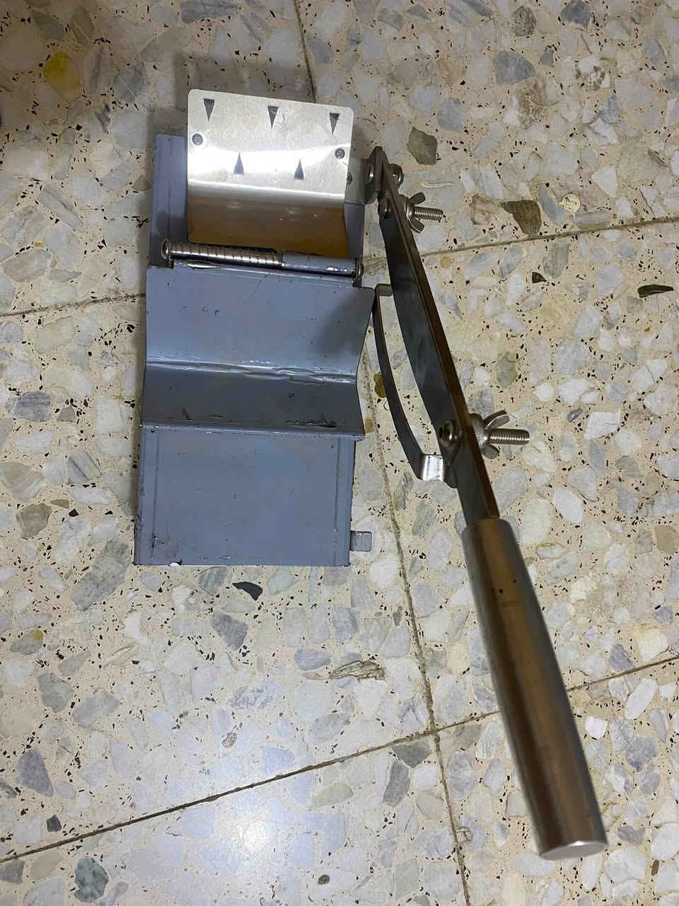 غراض للبيع 2 سيبايات السعر 45
جهاز كشف معادن سعر 25 
آلة تقطيع اللحم 30
اتصل 
***********
