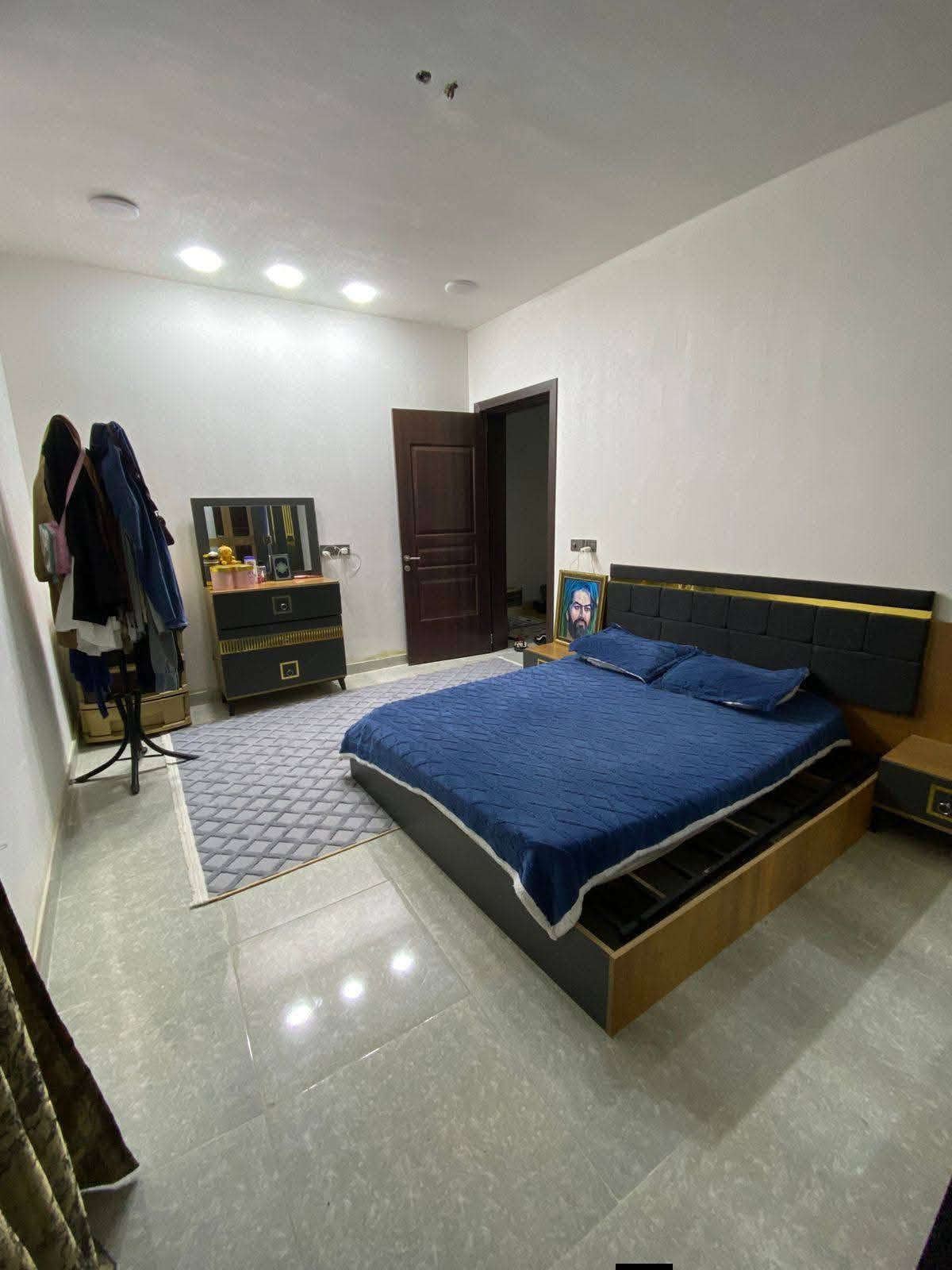 بيت لبيع
سلام وعليكم بيت 186متره الوجهه7م نزال26 بناء 150 البيت يحتوي على مطبخ و غرفتين نوم واستقبال وحولي كبير وحمامات 2 وتواليت1 خارجي وكراج يرهم سياره واحده وبلكونه وبصفه غرفه الموقع الهياكل شارع60 قرب الغزاليه    ***********
