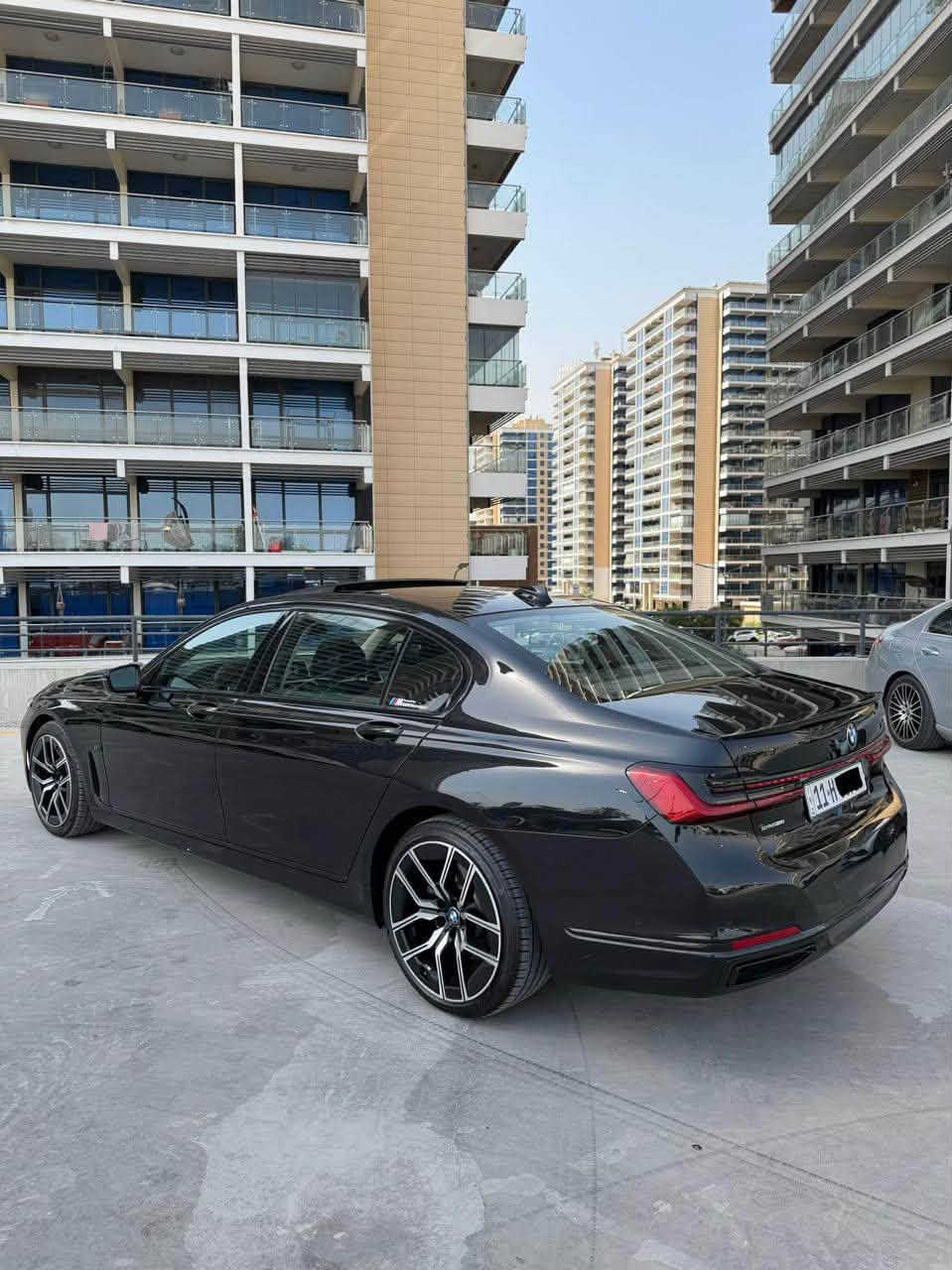 BMW 740i 2020 المرغوب 
محرك 3000 توين تربو ارغب شي 
السياره امريكي بيها فقط طخه مقدار شبر 
كير مكينه كله مكفول سياره جديده مثل زيرو 
فوووول مواصفات بانوراما قطعتين كراسي مساج ومومري ستيرن كهرباء وجكات السياره 
(( أبواب شفط )) صندوك تحكم با رجل 
كامره 360 خمس كامرات 
ماشيه 62 الف سياره بوضع الوكاله 
رقمها بغداد باسمي 
عنواني بوابه العراق المنصور 
***********
سعرها 335 ورقه با عافيه سعر كلش مناسب
