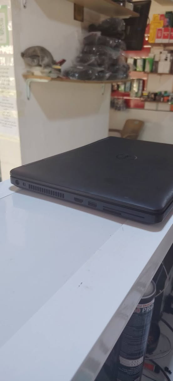 لابتوب dell latitude e5540 نظيف لوووك
مامفتوح ولا مبدل بي شي

بس فتحته خليت ssd و رامات يعني تطوير

اشتريته قبل سنة 375

وضفتله رامات دبل سعرهن وحدهن 75 الاصليات 

المواصفات

Core i7 4600

Ram 16 gb

كارت شاشة 2 كيكا

التخزين 256 ssd

ويندوز 10 برو اصلي

للاستفسار التواصل اتصال فقط على الرقم ***********

او مراسلة الصفحة

سعر 325 وبيها مجال بسيط
