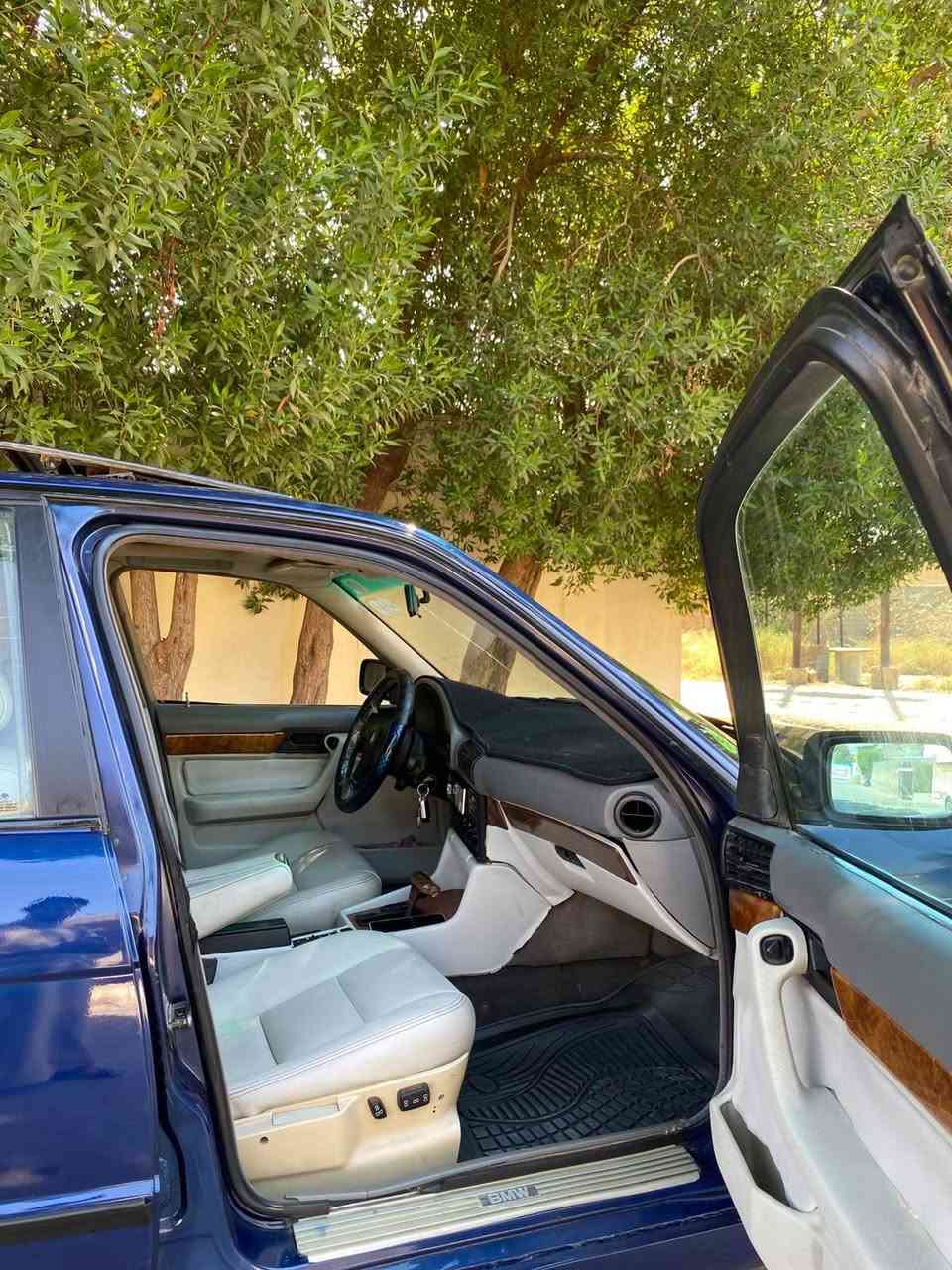السلام عليكم للبيع
بي ام 1992 525i اصل وفصل
مسكر فانوس 
فول مواصفات 
داخل اوفوايت دبل ايرباك دبل جكمجة بجم عريض فتحة جام كهرباء السيارة كلها ام 
تبريد ثلج 
مكينة وكير كفالة 
السيارة جاهزة بدون نقص
رقم بغداد تحويل مباشر 
مكان بغداد 
السعر 53 
***********
