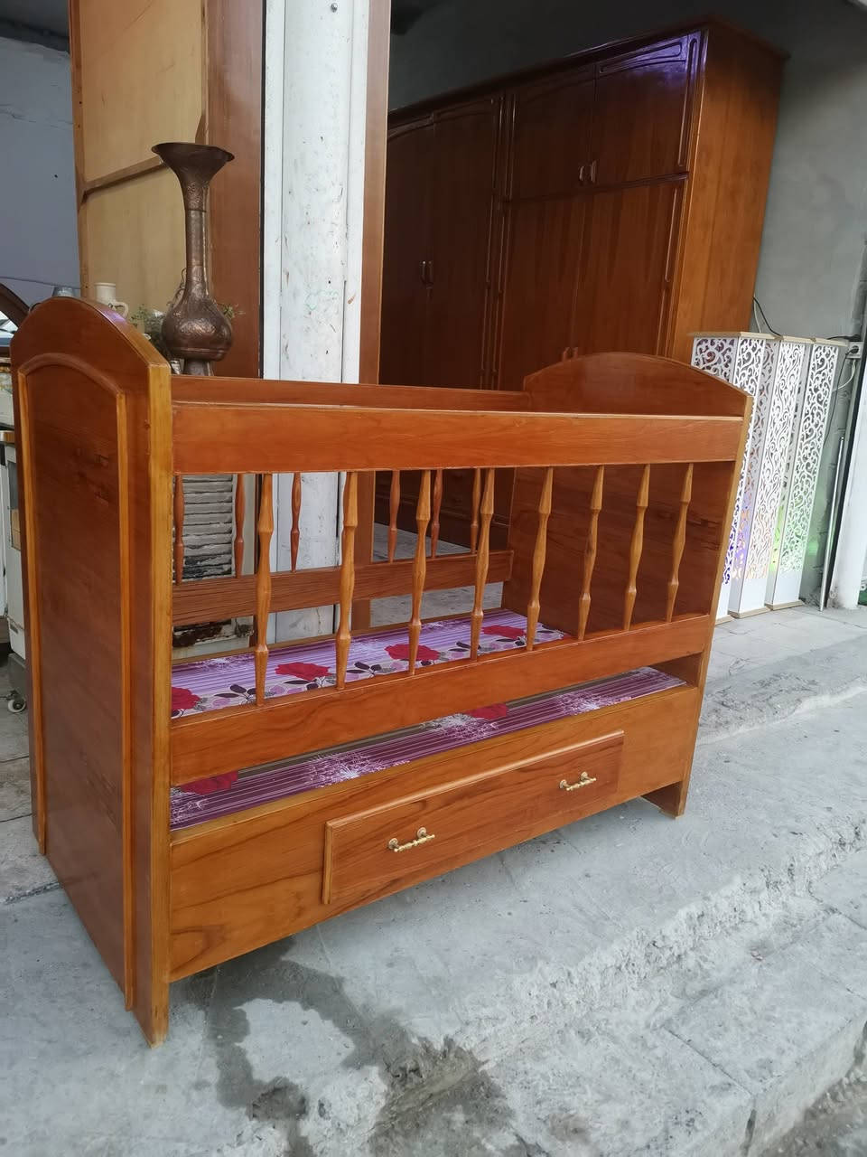 السلام عليكم سرير طفل صاج شغل توصي درجه اولى نظيف جدا العنوان حي فلسطين للاستفسار الاتصال على الرقم ***********
