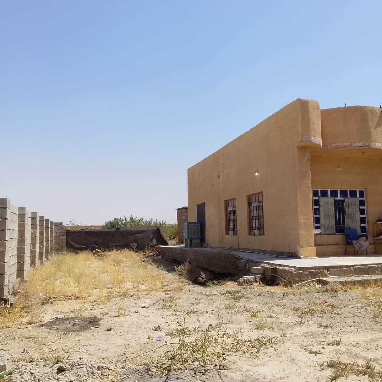 بيت للبيع مساحة بناء  140  كامل مكمل  ارضيه كاشي الموصل شغل درجه اولى  كل نقص مابي ومساحة الارض مايقارب دونم  واصل  وشارع تبليط ماء كهرباء جهاز للسكن  السعر  70 
الاستفسار تواصل اكثر ***********

