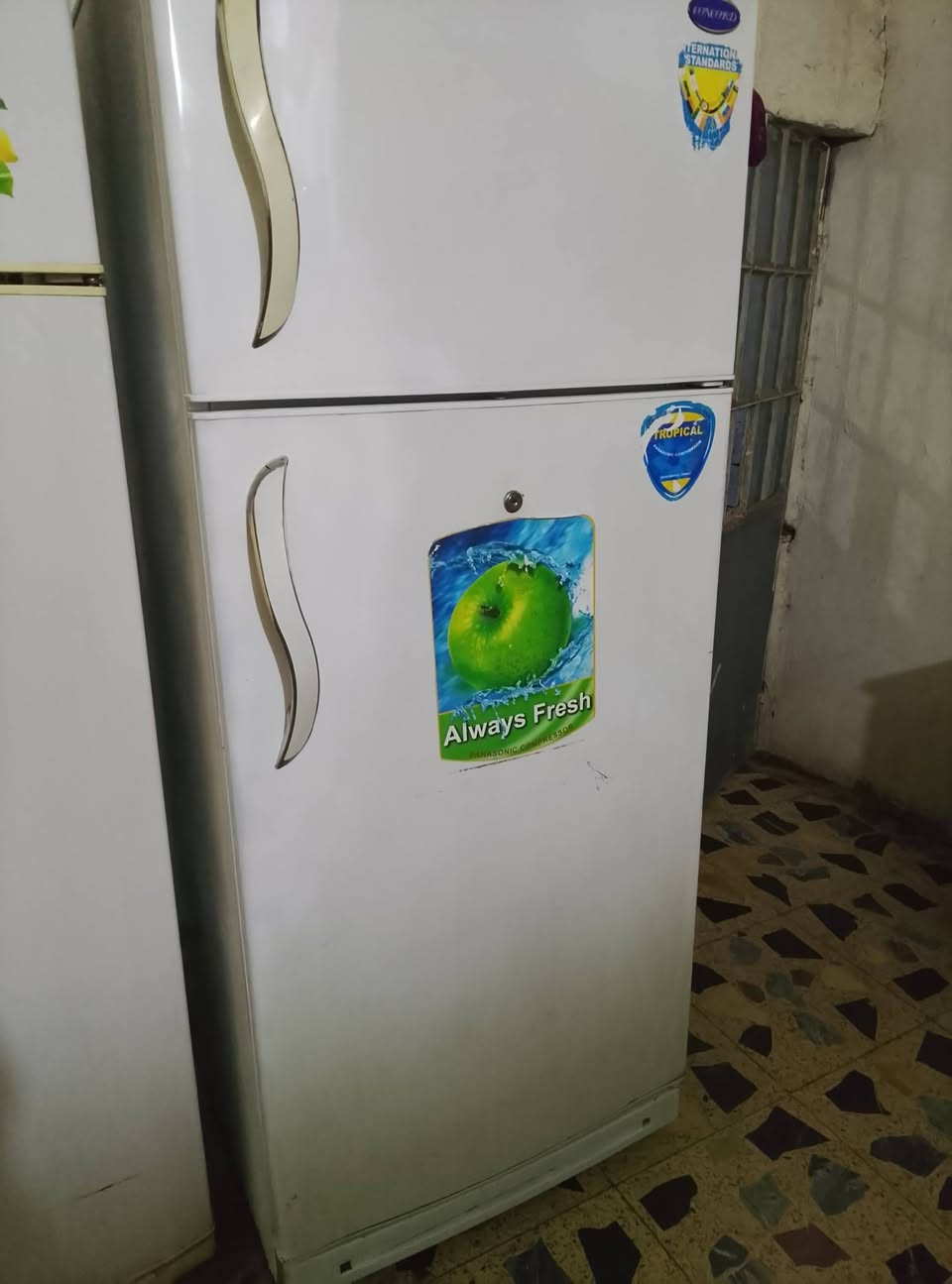 الكاونتر الاحمر مترين ونص والسنك متر ونص سعره 450 تسكام تكمه كاونتر البيجي 275 طباخ كرياز المصري 225 طباخ يونفرينسال مصري 190 طباخ اربع عيون 130 الثلاجه ب 150 والمجمده ب 140 اسعار بيها مجال بسيط مكان بغداد يوجد توصيل كروه داخل بغداد التواصل خاص او على الواتساب ***********
