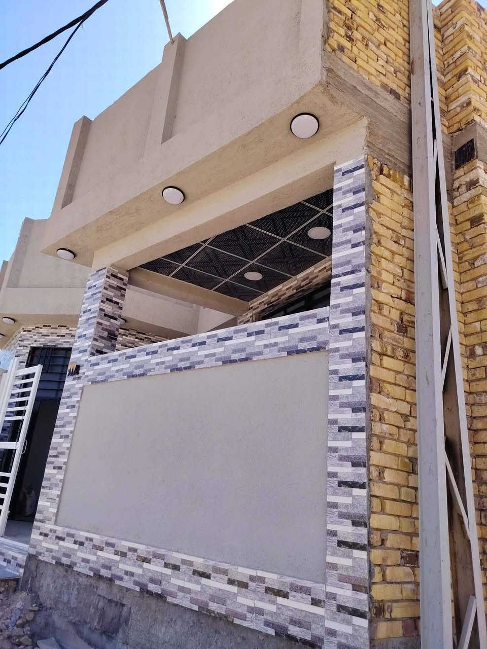 مكلف بالنشر للبيع بيت مساحه ١٢٣ متر طابو زراعي مجمع الجوادين السكني مداور بالطابو شغل درجه اولى اساس وسقف كونكريت جاهز للسكن كامل المواصفات مكون من غرفتين وصاله ومطبخ حار وبارد وصحيات خارجيه وداخليه واستقبال وبيتونه ودرج وتشاريف سقوف ثانويه اناره ليليه كهرباء ماي شوارع مرتبه ضوئي شوارع مرتبه مكان مميز ركن على شارعين الاستفسار الاتصال على *********** بناء طابوق
