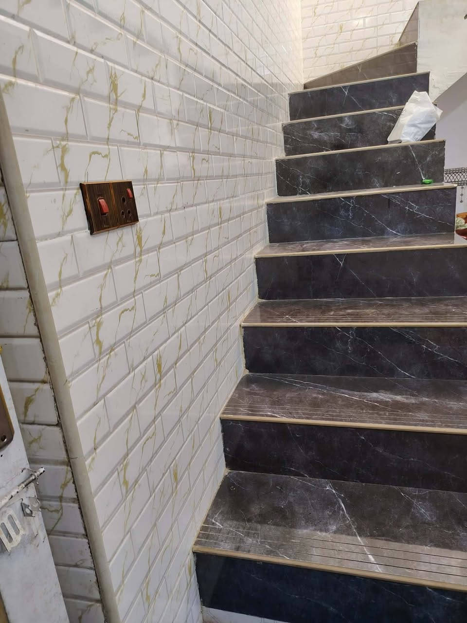 السلام عليكم ورحمة الله 
_🏠 عقار للبيع - بيت ، قضاء غماس الطبكة_  
_قرب مدرسة الشهيد فيصل _

*التفاصيل:*
- *المساحة*: 125 متر
- *النوع*: بيت كامل 
- *الغرف*: 1 غرف نوم
-*صحيات *: داخليه وخارجية 
- *الحالة*: تسليم مفتاح - تسليم فوري - كامل الخدمات

*المميزات:* موقع قريب من الجامع والخدمات، منطقة سكنية هادئة

_للتواصل والمعاينة:_  
📞 ***********  
📞 *********** (واتساب أو مكالمة)
