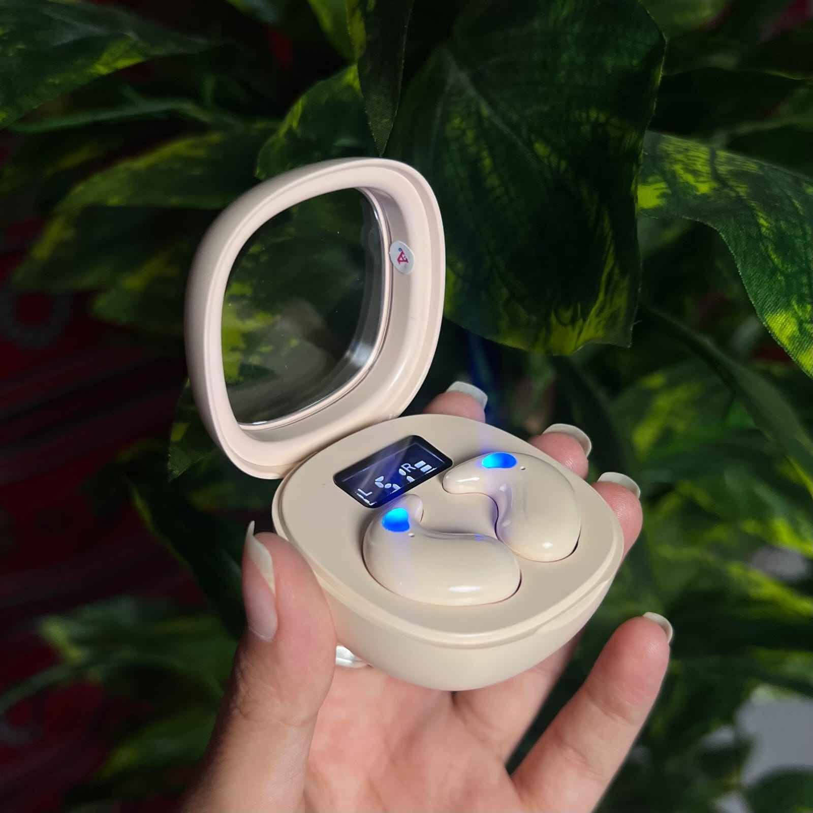 سماعة ايربود ANKER SOUNDCORE مصنعة بالذكاء الاصطناعي 

سعر الزبون 15 الف دينار

المواصفات
سماعات بلوتوث لاسلكية Anker soundcore P60i True Wireless Earbuds

استمتع بتجربة صوتية مميزة ونقية مع سماعات الأذن اللاسلكية soundcore P60i من شركة Anker، المصممة لتمنحك أداءً صوتياً قوياً ومكالمات واضحة أينما كنت.

• صوت قوي وعميق: مزودة بمكبرات صوت داخلية بمقاس 10 ملم (10mm Drivers).

• بطارية تدوم طويلاً: تمنحك حتى 10 ساعات من التشغيل المستمر للشحنة الواحدة، وتصل إلى 30 ساعة كاملة مع علبة الشحن.

• مكالمات واضحة بالذكاء الاصطناعي: مجهّزة بميكروفونين (2 Mics) مدعومة بالذكاء الاصطناعي (AI-Enhanced) لتحسين جودة ونقاء المكالمات.

• مقاومة للماء والرطوبة: السماعات تأتي بمعيار مقاومة الماء IPX5 Waterproof مما يجعلها مناسبة للاستخدام اليومي.

• الماركة: soundcore by Anker
• الموديل: P60i (Model: A3949)
• النوع: سماعات داخل الأذن لاسلكية بالكامل (True Wireless Earbuds)
• الاتصال: بلوتوث (Bluetooth)
• حجم المشغل (Driver): 10 ملم
• عمر البطارية: 10 ساعات للسماعات / 30 ساعة مع علبة الشحن
• مقاومة الماء: معيار IPX5

محتويات العلبة:
• سماعات soundcore R50i / P60i
• علبة الشحن (Charging Case)
• كابل شحن نوع (USB-C Cable)
منتج أصلي 🔥
للأمان والمصداقية، يحق لك فحص المنتج قبل الدفع للمندوب. 📦✅"
توصيل بغداد 3 محافظات 5  🚚
للحجز راسل خاص واتساب
( ***********     ) بغداد, العراق
