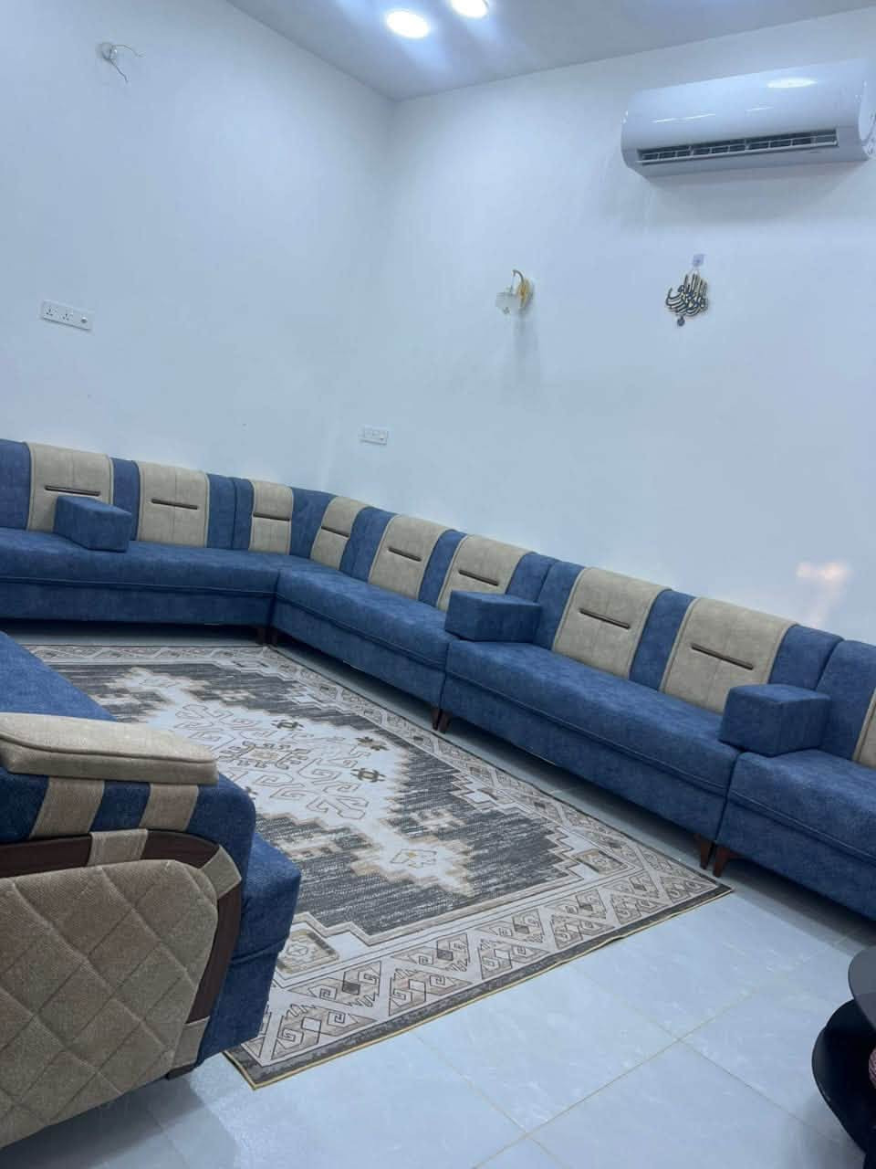 بيت زراعي بحي الصحفين بشارع المختار بي وصل تطويب باسمي مساحته 100 م وجه 10 ونزال 10  يحتوي غرفه وصاله ومطبخ واستقبال وصحيات خارجية وداخليه ومنور طابق ثاني صاله وصحيات البيت بناء طابوق صب كونكريت شغل البيت كله درجه اولى المنطقة متوفر فيها كافة الخدمات ماي ومجاري وكهرباء السعر 95 وبي مجال بسيط
***********
