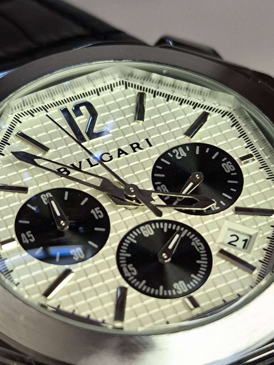 ساعة من ماركة بولغاري BVLGARI 

تحفة فنية 
مكينة كوارتز نظام ستوبوج (جميع السناتر شغاله) 
ميناء ب مميزه بتصميم 3D
زجاج زفير (مزرق) ضد الخدش مع طبقة مضادة للانعكاس  
مقاومة الماء والغبار
سير جلد طبيعي 

قطعة كلش قويه وحلوة 🔥

السعر : 35 الف ع اول 
للحجز والاستفسار يرجى مراسلة الصفحة
