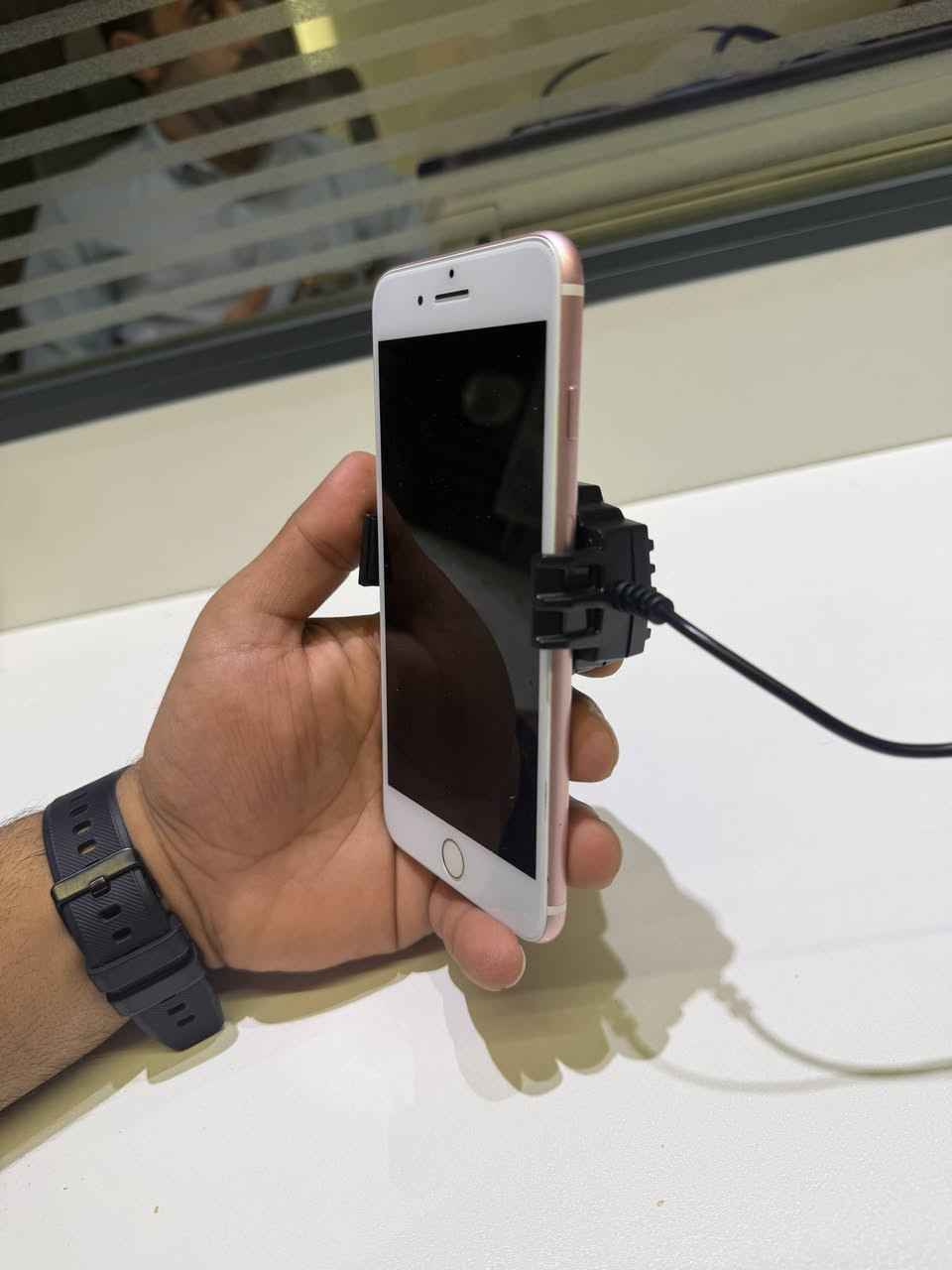 مبرد هاتف G6 

مبرد الهاتف G6 يوفر تبريدًا سريعًا وفعالًا ليحافظ على حرارة جهازك منخفضة حتى مع الاستخدام المكثف.

.تبريد فوري وقوي للهاتف

.يقلل ارتفاع الحرارة أثناء الألعاب والبث المباشر

.تصميم مدمج وخفيف الوزن

.تركيب سهل ومناسب لمعظم الهواتف

.تشغيل هادئ بدون إزعاج

.منفذ USB للطاقة المستمرة

.مناسب للاعبين وصناع المحتوى والبث المباشر

.حافظ على أداء هاتفك واستمتع بتجربة أكثر سلاسة دون تهنيج أو ارتفاع حرارة.
السعر 10 الف 
يوجد توصيل لجميع المحافظات 
للحجز مراسلتنه على الصفحه 
او واتساب ***********

