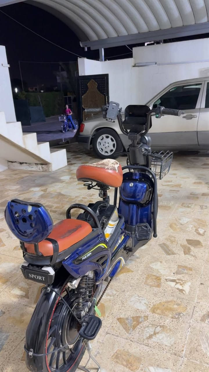 قيم واخذ فقط بطارياتو تعبانات شويه وبريك خلفي مابي.. دراجة شحن للبيع
جميع الكهربائيات شغالة.. 
***********

