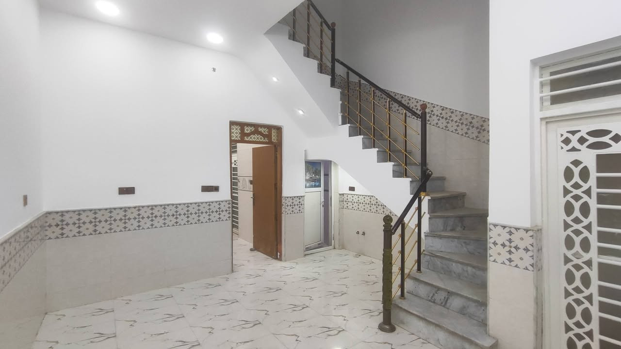 دار للبيع المساحه 100 متر بناء درجه اولى وحديث حي الغدير قرب مدرسه جبل الصبر رقم الهاتف ***********
