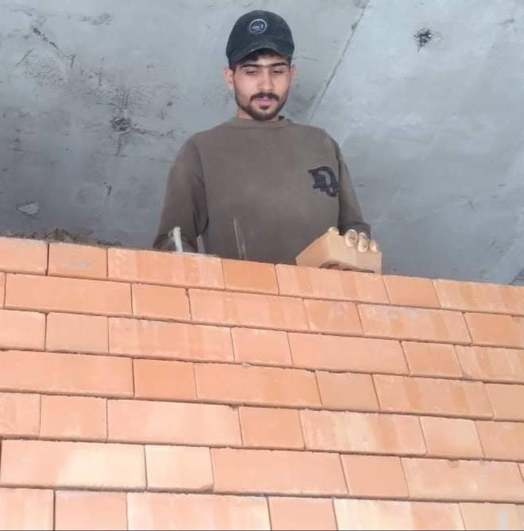 خادمك سجاد اللبخ والبناء سرعة في عمل ودقة في البناء ***********

نص مكتوب في الصور:
- ***********