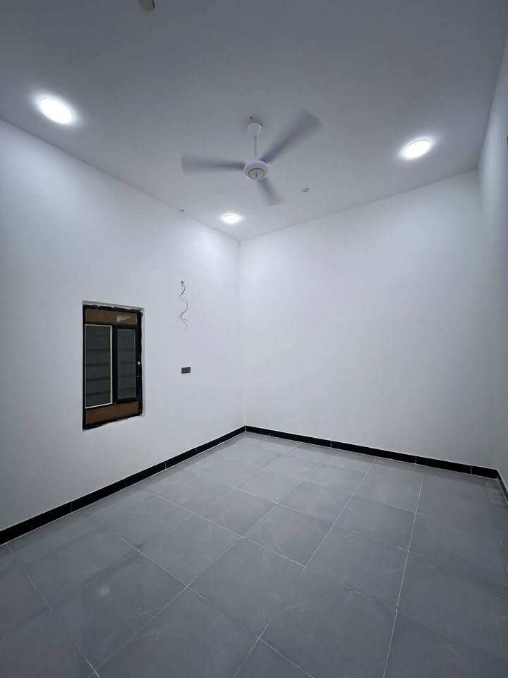 دار للبيع بمساحه 280 متر مربع
 طابو ملك صرف زراعي سند 25 
وكاله ومكاتبه ونسخه طابو وتتكاتب وي صاحب الارض مباشرة

البيت بناء 2026 تستلمه مفتاح وجاهز للسكن
يحتوي على 3 غرف نوم مساحه 4*5 

صاله واسعه 5*10
 
استقبال 4*8

مطبخ 4*6 

كراج مع حديقه ومجموعة صحيات داخليه وخارجيه 
منطقه كامله الخدمات ومرتبه

العنوان بصرة ابو الخصيب حمدان قريب لطريق الفوك

السعر 118 مليون وبي مجال

للاستفسار اكثر *********** #ابوتبارك
