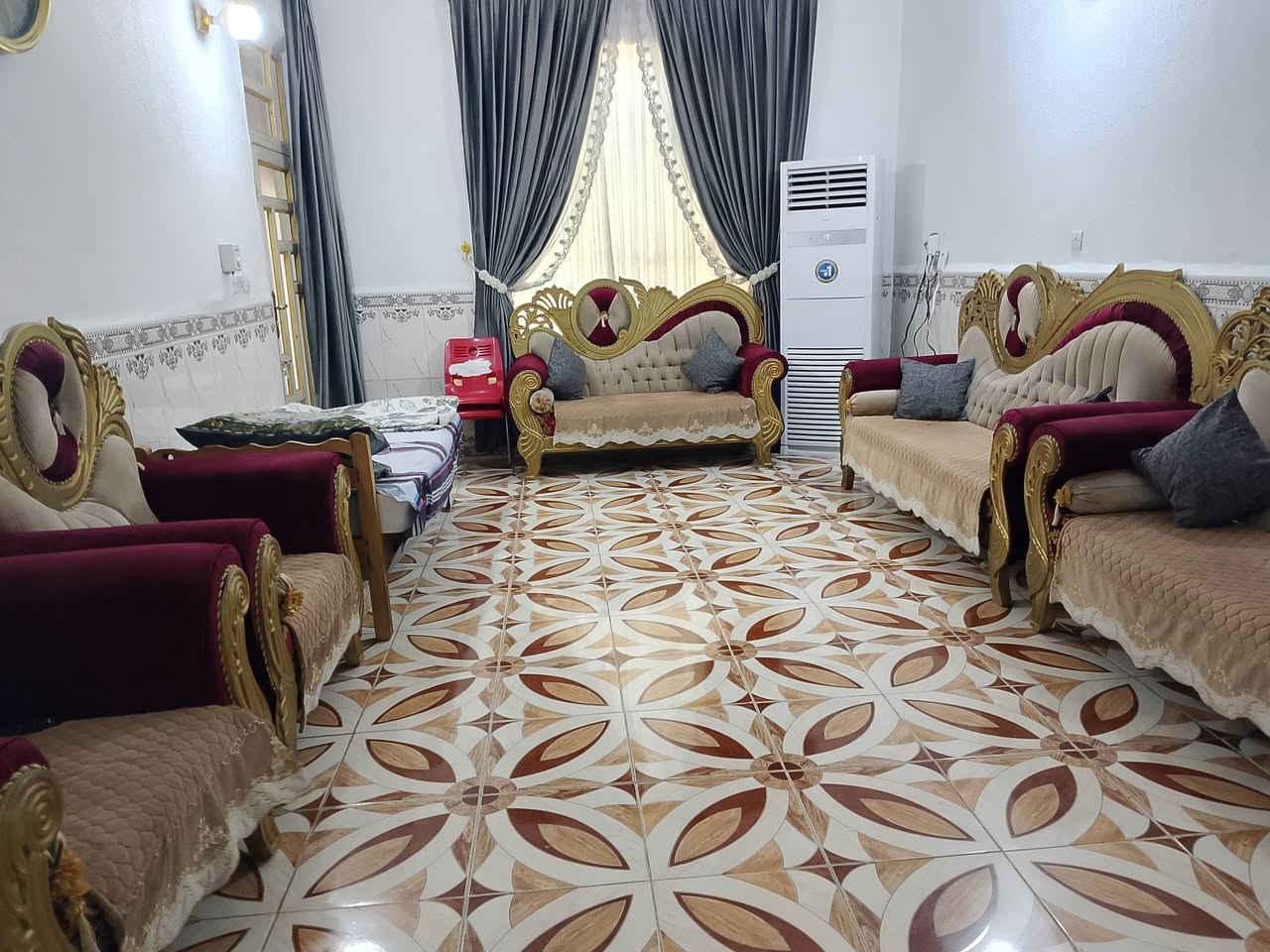 السلام عليكم بيت للبيع أو مراوس طابو صرف مساحة 214  طابقين بناء 2016
الطابق الأول كراج يوسع سيارة واستقبال وغرفتين وصالة ومطبخ وحمامات داخلية وخارجية 

الطابق الثاني 4 غرف نفس ترتيب الجوا وصالة وحمامات وبلكونة 

المكان بهرز الدواسر منطقة خدمية وتبليط 

للإستفسار أكثر المراسلة على الرقم ***********
