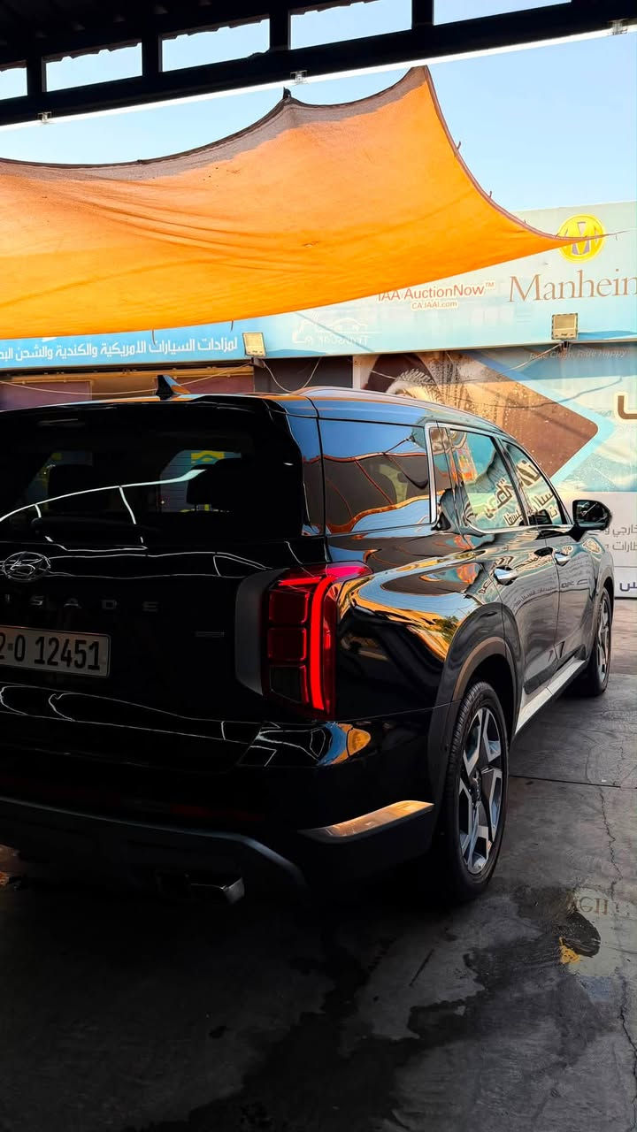 للبيع او مراوس هونداي باليسايد Limited 2023 وارد أمريكي 🇺🇸
بدون ايرباك بدون دواخل ماشيه 46 الف كيلو وليس ميل 
السعر 275 وبيه مجال 

✔️ الفئة: Limited (ليمتد)
✔️ موديل: 2023
✔️ وارد أمريكي
✔️ محرك V6 سعة 3.8 لتر بقوة 291 حصان
✔️ ناقل حركة أوتوماتيك 8 سرعات
✔️ شاشة معلومات وترفيه 12.3 إنش
✔️ كاميرات 360 درجة
✔️ شاشة عرض على الزجاج الأمامي (HUD)
✔️ فتحة سقف بانوراما مزدوجة
✔️ مقاعد جلد كهربائية مع تدفئة وتبريد للمقاعد الأمامية، وتدفئة للمقاعد الخلفية
✔️ ذاكرة لمقعد السائق
✔️ شاحن لاسلكي للهاتف
✔️ نظام صوت Harman Kardon الفاخر
✔️ Apple CarPlay وAndroid Auto
✔️ تشغيل بصمة ودخول ذكي
✔️ باب خلفي كهربائي
✔️ حساسات أمامية وخلفية
✔️ مثبت سرعة ذكي (Adaptive Cruise Control)
✔️ نظام المحافظة على المسار، مراقبة النقطة العمياء، وفرملة الطوارئ الذكية
✔️ جنوط ألمنيوم قياس 20 إنش
✔️ تتسع لـ7 ركاب (مقاعد كابتن في الصف الثاني). (Edmunds)

السيارة بحالة ممتازة وجاهزة للفحص.
للاستفسار والمزيد من التفاصيل يرجى التواصل على الخاص أو الاتصال. ***********
مكان السيارة الرمادي
