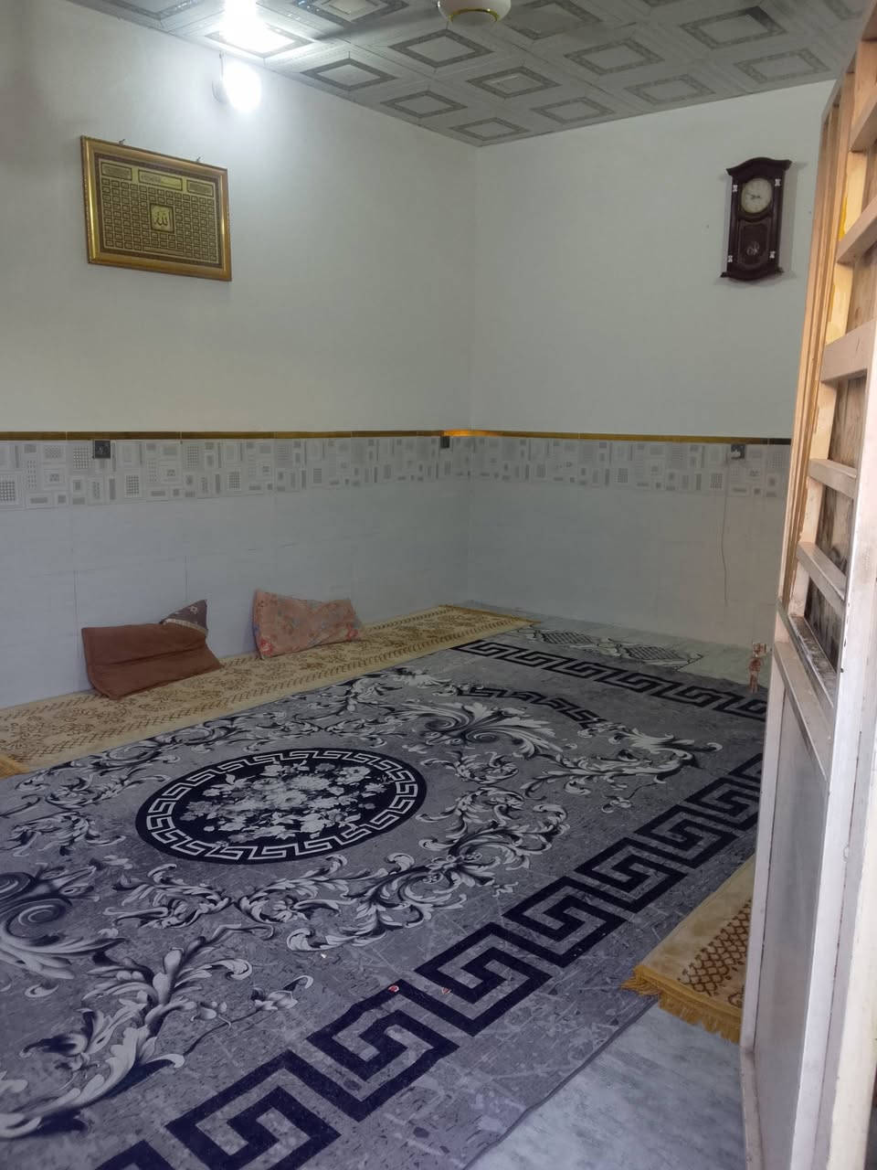 السلام عليكم اخوان بيت لبيع في لحر منطقت الرشديهه 
مساحه 100.  مربعه.  ***********.
