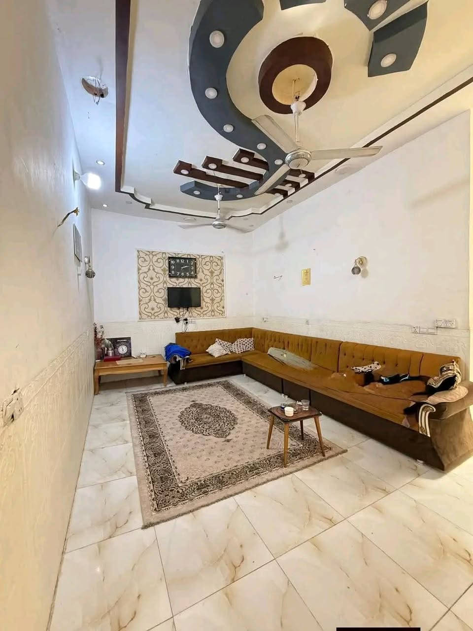 بيت ركن طابقين طابو ملك صرف بناء طابوق بناءً جديد المساحه ١٧٠ متر السعر 90 ؤبيه مجال للشراي 
٤ غرف نوم استقبال صاله. حديقه داخليه وحديقه خارجية  المكان منطقة سيف سعد قرب الشارع العام مقابيل مدرسة البحرين 
للاستفسار الاتصال ***********
