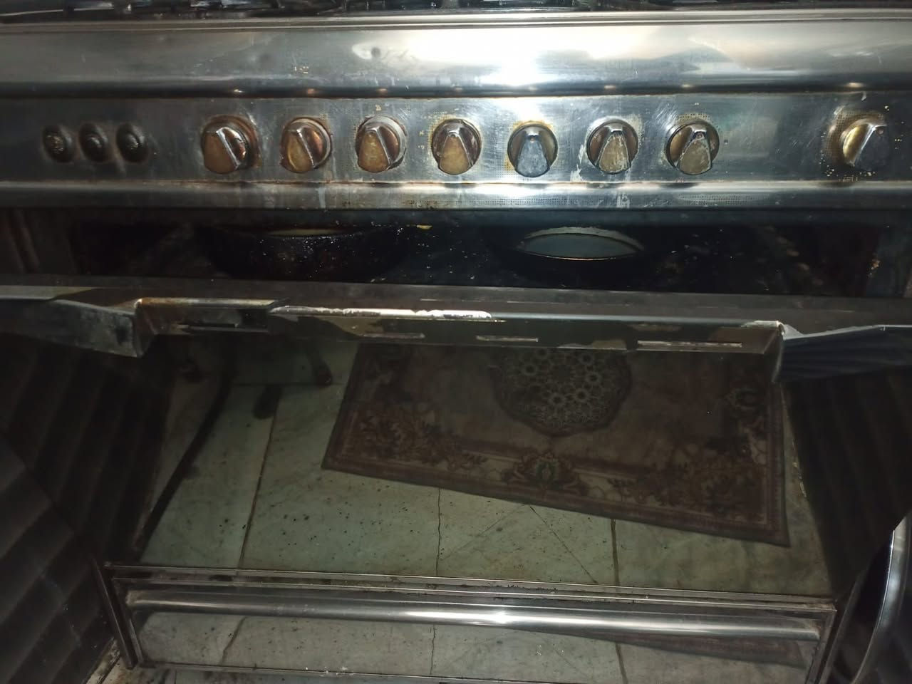 طباخ • نضيف • ٥ عين
