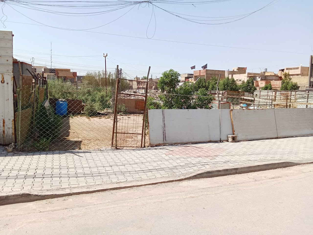بيت 90م مربع على ساحة بغداد الحسينية خلف منظمة بدر قريب على العيادة الشعبية ومركز شرطة الزهور موقع مميز بناء حديث استقبال ومطبخ وحولي وصحيات داخلية وخارجية وغرفة نوم الطابق ثاني غرفة نوم كبيرة وصحيات بيع او مراوس حسب الاتفاق السعر وباقي التفاصيل خاص او اتصال على رقم الهاتف بي واتساب ***********
