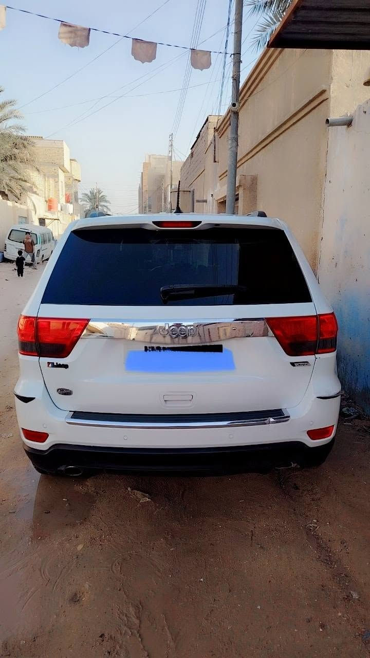 جيب كراند شيروكي موديل ١٣ اوفرلاند أعلى فئه وارد ضربتهه باب السائق ولخلفه مبدلات سستم فقط رادار أمامي كروز حساسات مقاعد تدفئه وتبريد تبريد قطعتين بحاله جيده بانوراما وفتحه سقف لايتات زنون مري جانبيه متحركه على البك سبع سماعات ودمام خلفي إطارات جديده محرك همي السعر ١٤٥ او بيها مجال للطيبين العنوان البصره رقم الهاتف ***********
