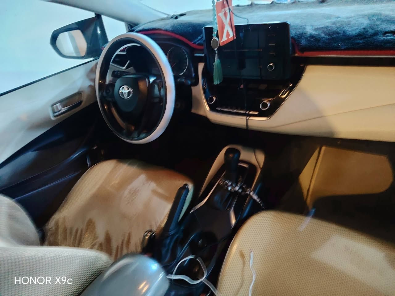 السلام عليكم كورولا ساز      للبيع موديل 22 باسمي تحويل ثاني يوم سياره جديده تخون تاير محرك 1800 كفاله كير كفاله جاملغ بي صبق+معجون مو هواي شويه بيها شويه بالباب بارد رقم الهاتف*********** السعر 157 وبيها مجال
