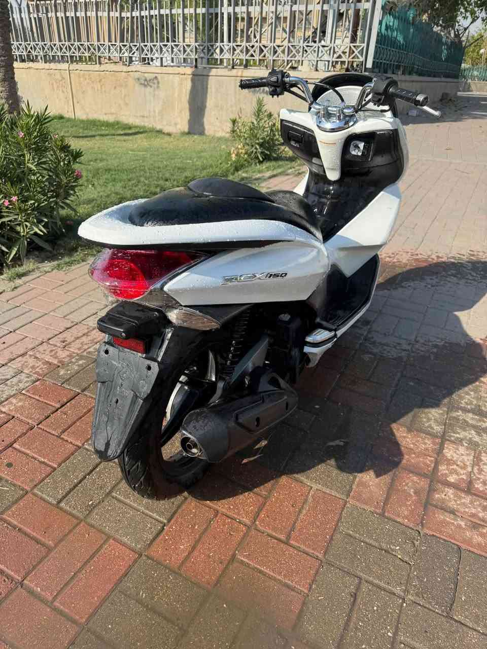 سلام عليكم للبيع دراجة pcx جيل الاول ( حساس زدحام   ( A  ) حساس ستان صفح  ) دراجة وارد يابان JF  السعر ( 13 ) وبي مجال عنوان الدراجة بغداد سوق الصدرية للتواصل ***********

