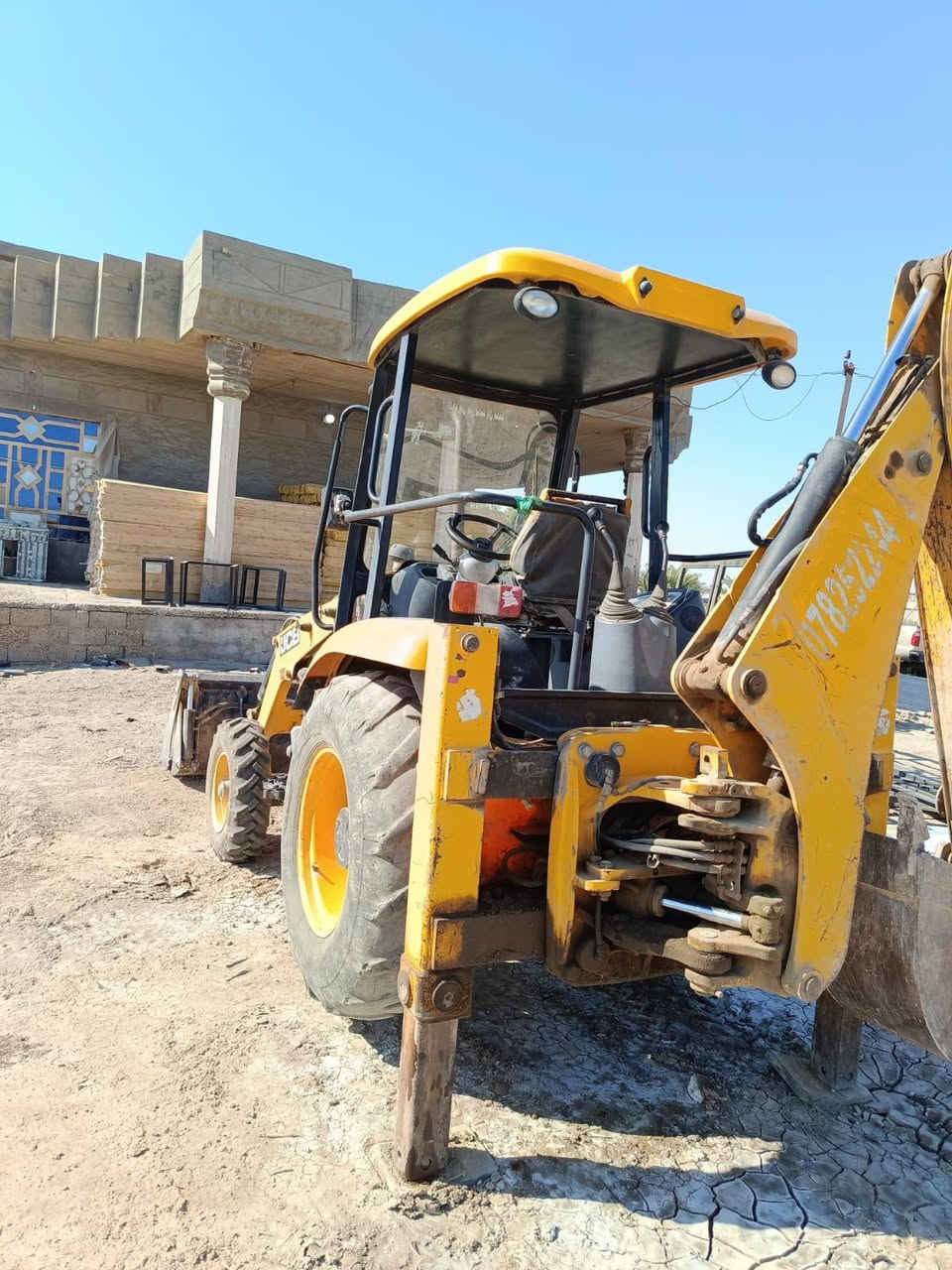 للبيع jcB موديل ١٤  جاهزه دفع رفع خير من الله محرك بي بخار بسيط مكفوله من فطر ولحام بدووون اوراق 
مكان 📍بغداد ابو غريب 
***********
