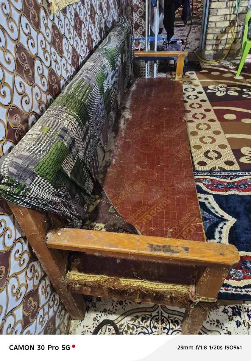 تخت جربايه مكسوره فيبره مثل ما واضح بالصوره بس خشبها قوي ومتانه مسويتها تزكام   طول متر ونص وعرض ٧٠ سم
السعر 25
كرويته خشب بيهه ضرر فقط الخشبه الي بنص 15
ملحق تفصال جديد كلش السعر 50
كيزر تعالك شغال ع فحص السعر 15
هذ رقمي ***********
