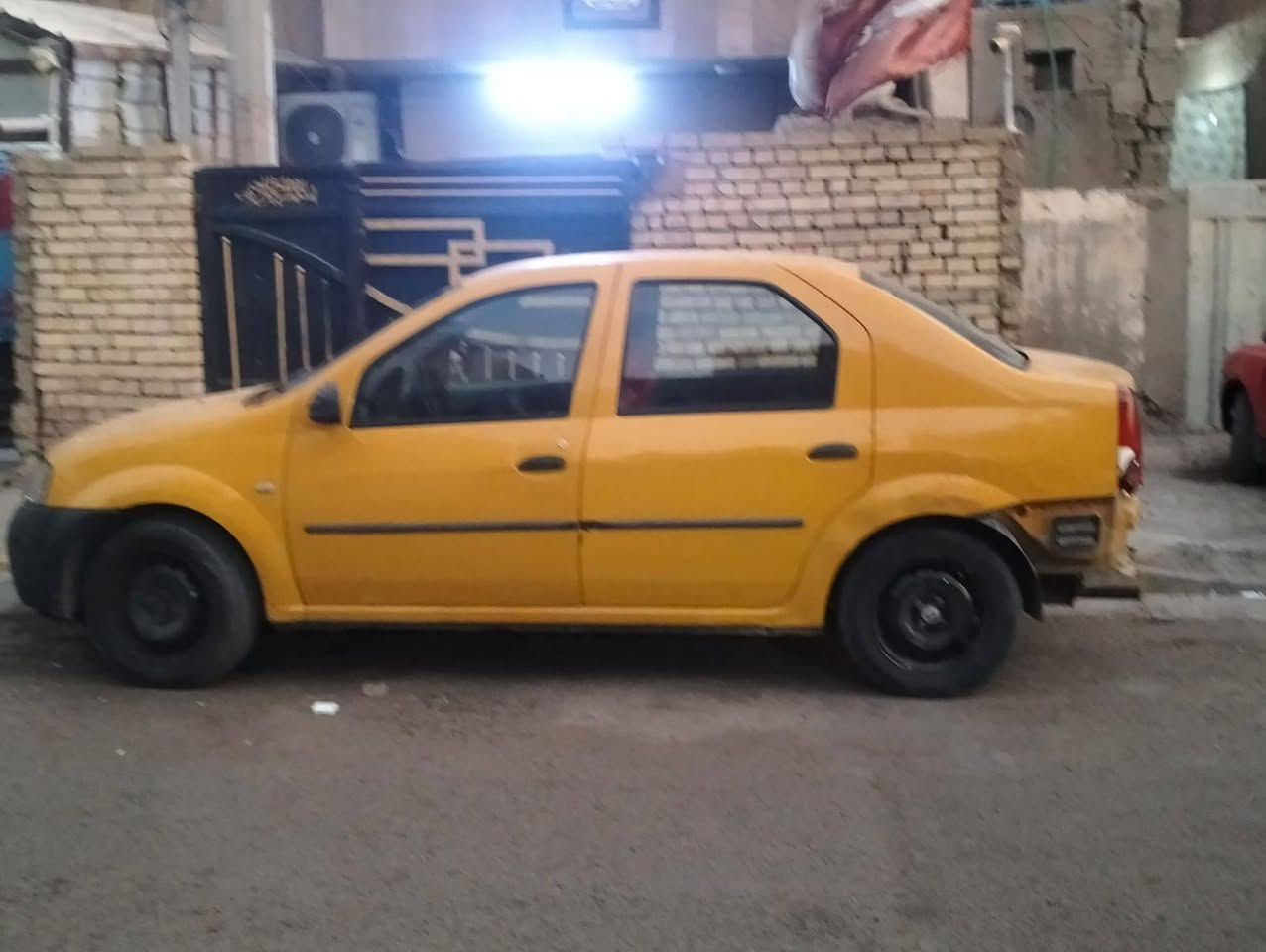 السلام عليكم
سيارة رينو لوكان
موديل ٢٠١٤
مصفرة غرامات
بيها خيط تبخير 
***********
