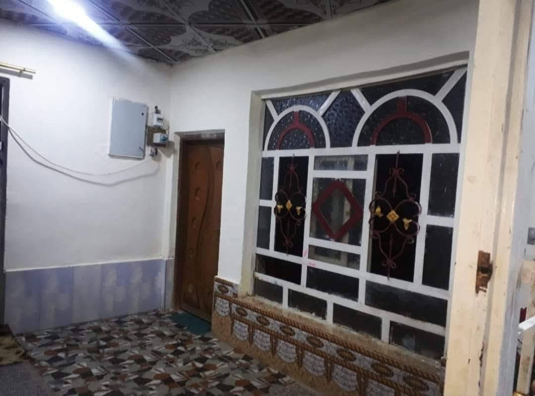 يوجد بيت🏘 ليجار   مساحه 215  شارع علكم ) (250
يتكون من 🚪غرفتين 🚪   🚪وستقبال  وهول جبير ومطبخ  🍝 2ومكشوفتين 

🛁ومغاسل 🚽  ) ويتكون من سراميك ومرمر وسقوف ثانويه 

*********** )
