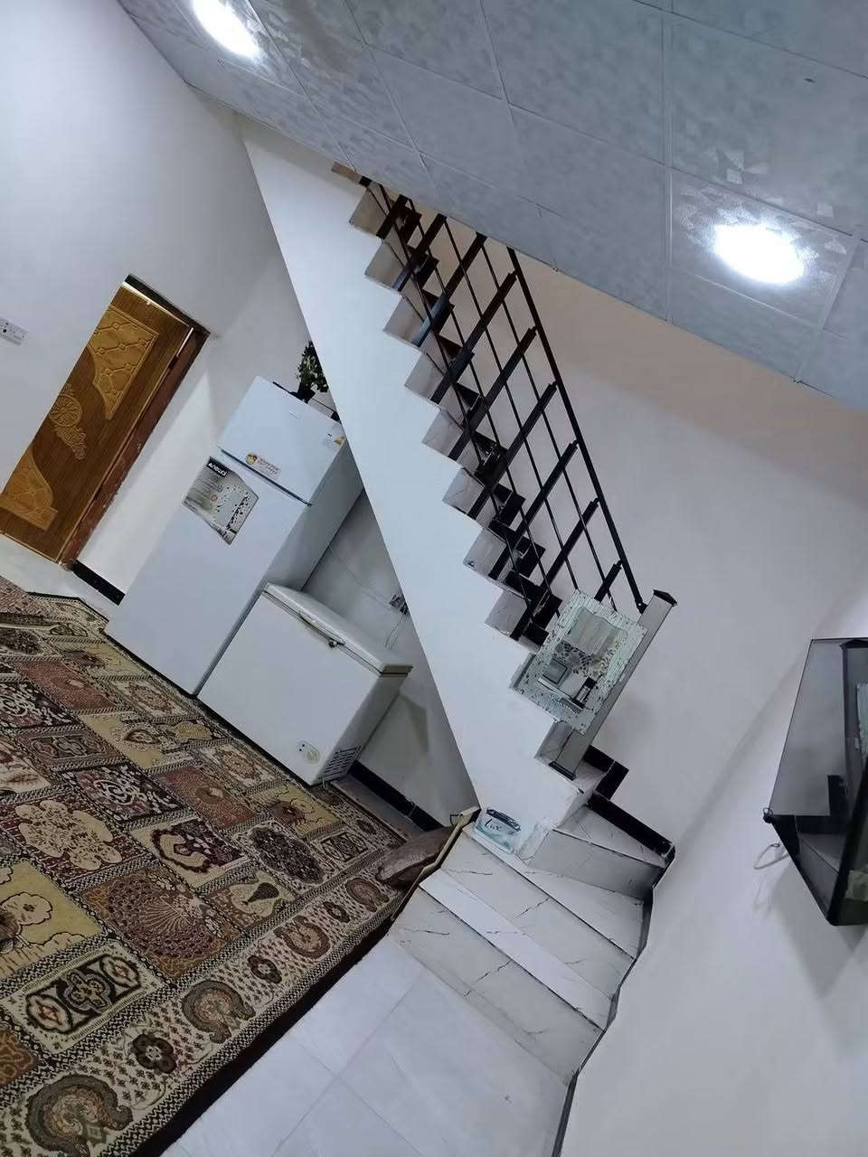 دار ١٣٥ م  غرفه وصاله ومطبخ وصحيات عكاده فقط مجمع سقف سندويج بيت جاهز ارضيه بورسلين سيراميك بيت كلش نضيف سعر 27 وبي مجال عنوان سايدين مطار شارع علكم قرب شارع حاتم الخير ***********
