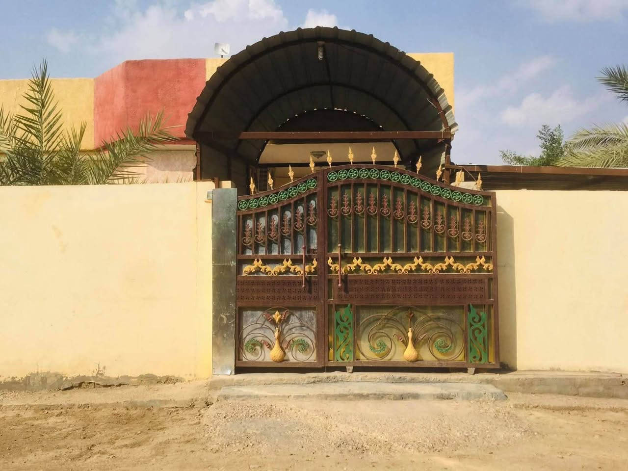 دار للبيع 360م مع قطعه ارض 200م
ينباع كله او ينباع حسب الطلب 
غرف نوم عدد2 مع صاله ومطبخ وحمام وهول و استقبال وصحيات خارجيه مع مخزن خارجي 
مقابل مركز شرطه تاج الدين مجاور متحت ابو التبريد 
***********
***********
