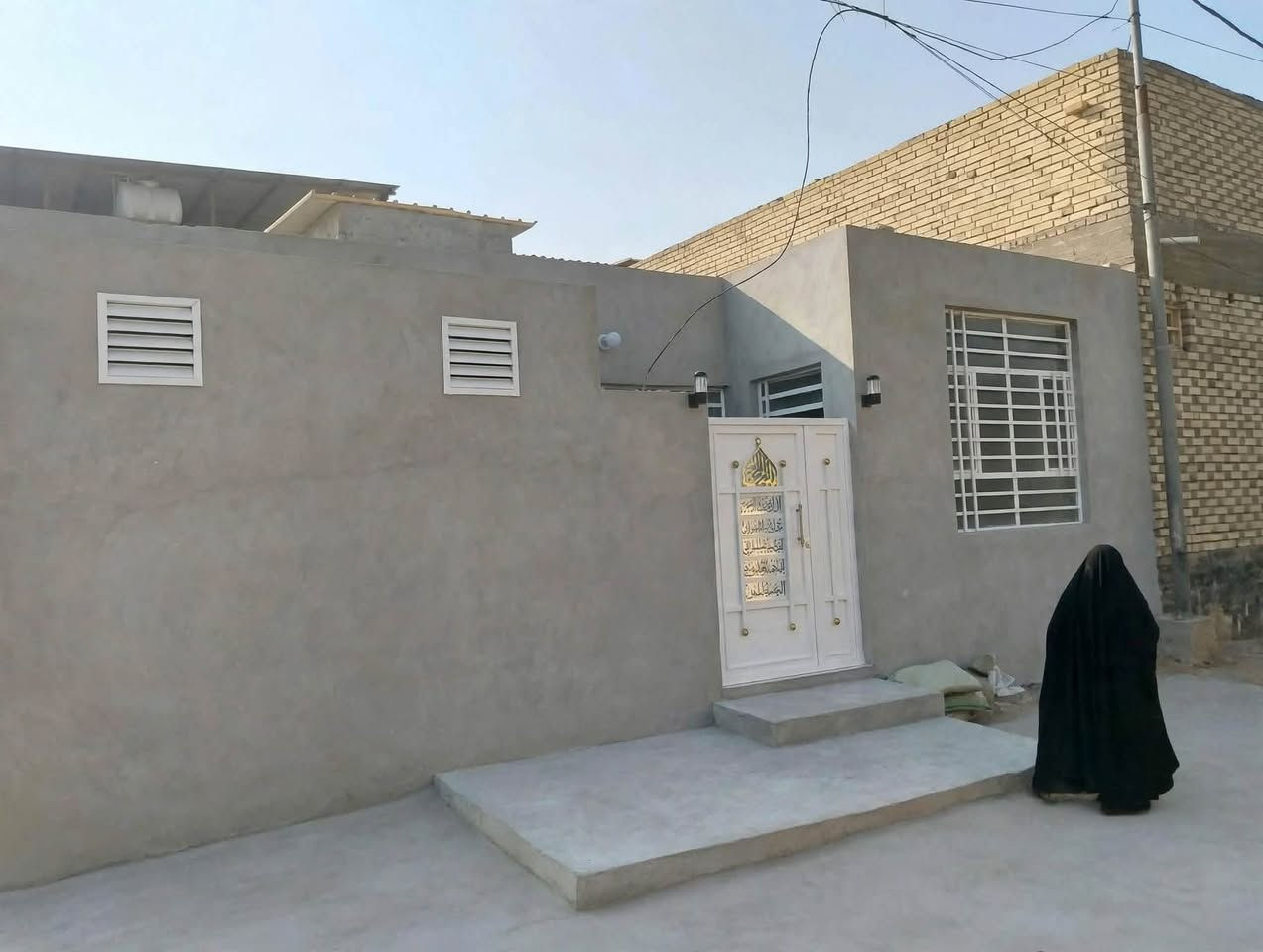 …..بيت 100 متر جاهز من كلشي بنيان جديد مامسكون
غرفة +صالة+مطبخ+ستقبال+حمامات داخلي وخارجي
السعر ب26 وبي مجال 
………..مع العرصة الي بصفها(متر100)ركن ب7 وبيها مجال 

معاملة جاهزة 
المادة 20
رجاء المو شراي لايتصل ولا يراسل 
للاستفسار 
***********
