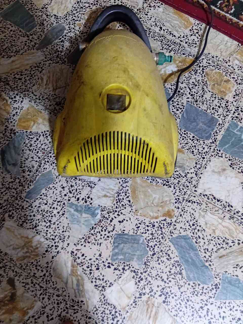 عندي هذني فارات البيع وحده جديده وحده ريشان معروفه بل سوك وحده ١٠٠ سعر الوحده ثنينهن ٢٠٠
