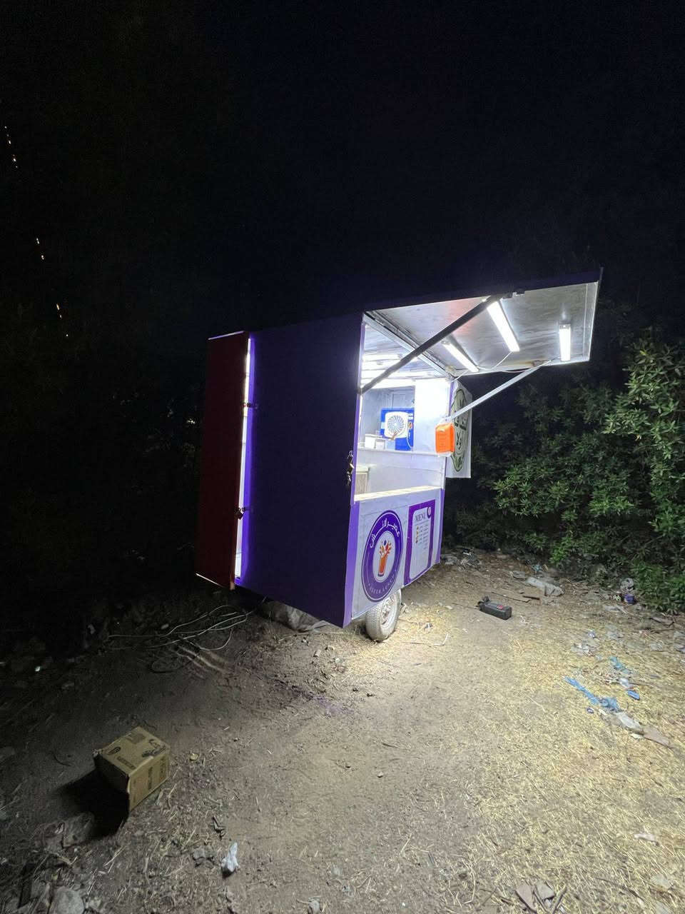 للبيع ستوته🛺 مطعم 🫟 وجبات سريعة تصير لبلبي باكلة🍔🌯
يم مدرسة 🏫 يم دائرة يم  حديقة 🌳  مشروع ناجح وين ما تخلي خير من الله💵 
 كامله مكمله مكمركة اصولية 
عرض متر ونص ارتفاع مارتين طول مترتين 
1.5/2/2 
***********
