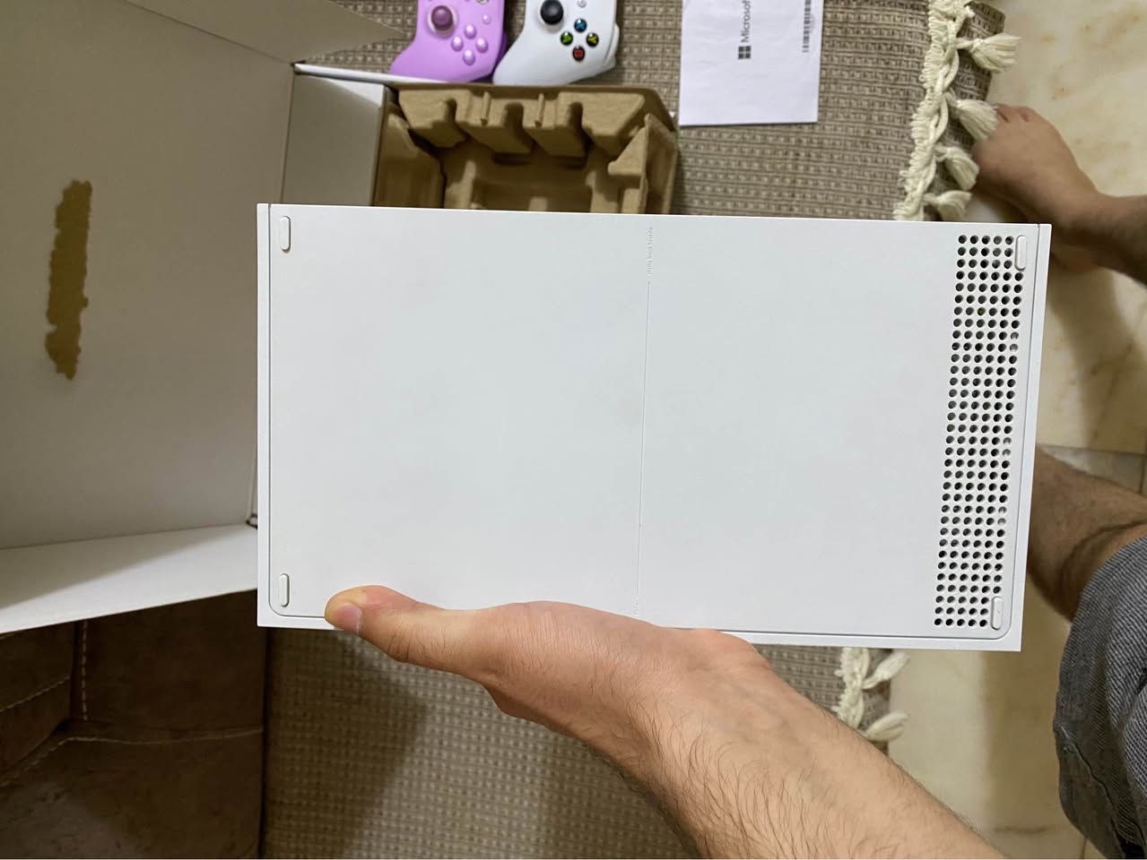 السلام عليكم اخواني عندي Xbox series S اخو الجديد نظافة 100% مثل موضح بالصور جهاز لوك حتى كتيبات الشركة ويا والكارتونة بحالة ممتازة الملاحقات الي تجي ويا:
1-جوستكين الاصلي الي ويا الجهاز ونظافتة مثل مموضح بالصور وجوستك گييم سير 
2- جميع ملحقاتة الاصلية كيبل ال HD والباور مالتة الي تجي ويا الجهاز 
3- الكارتونة وجميع الملصقات والكتيبات مال الشركة 
4- يجي ويا حسابين بيهم 9 العاب اصلية مشتريهم من داخل الجهاز من ضمنهم gta 5, ريديد 2,gta 4 مع كامل الاضافات,باتل فيلد 4, كول اوف ديوتي  وبعد هواي هواي العاب وايضاً يجي ويا گيم باس 6 شهور. للتواصل خاص او على الرقم *********** بغداد, العراق
