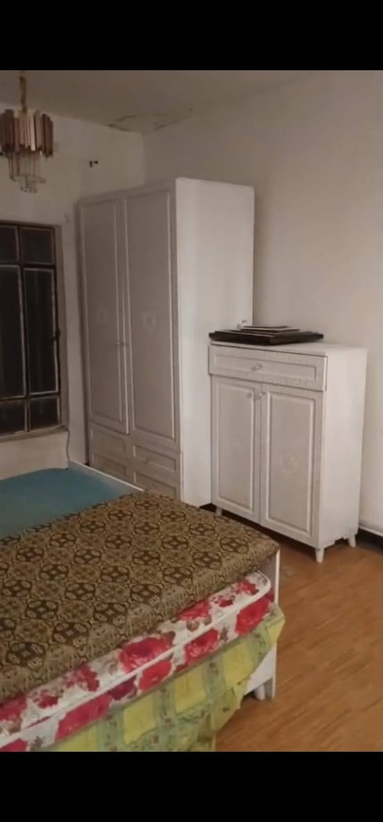 من رخصة الادمن....
السلام عليكم اغراض بيت للبيع مستعجل...الغرض من البيع الانتقال من محافظة الى اخرى 
ثلاجه حجم كبير لون رصاصي نظيفه  اخت الجديده شغاله استعمال سنه وحده مثل ما موضح بالفيديو السعر 300 قفل 

كنتور بابين مع جرارات عدد 4 لون ابيض 
جزامه لون ابيض  جرار واحد كبير مع 4 خانات 
وكلشي موضوح بالصور تصلح للبنات 
سعر الكنتور والجزامه 175 الف قفل 
 
كنتور  لون اسود  يصلح للشباب
مع سرير مع ميز دراسه وبي جرارات مثل ما موضح بالصور
كنتور وسرير وميز السعر 150 الف 

العنوان حي الجهاد شارع 60 خلف شارع المظخه  
للتواصل رقم واتس اب ***********

نص مكتوب في الصور:
- HONOR X7e