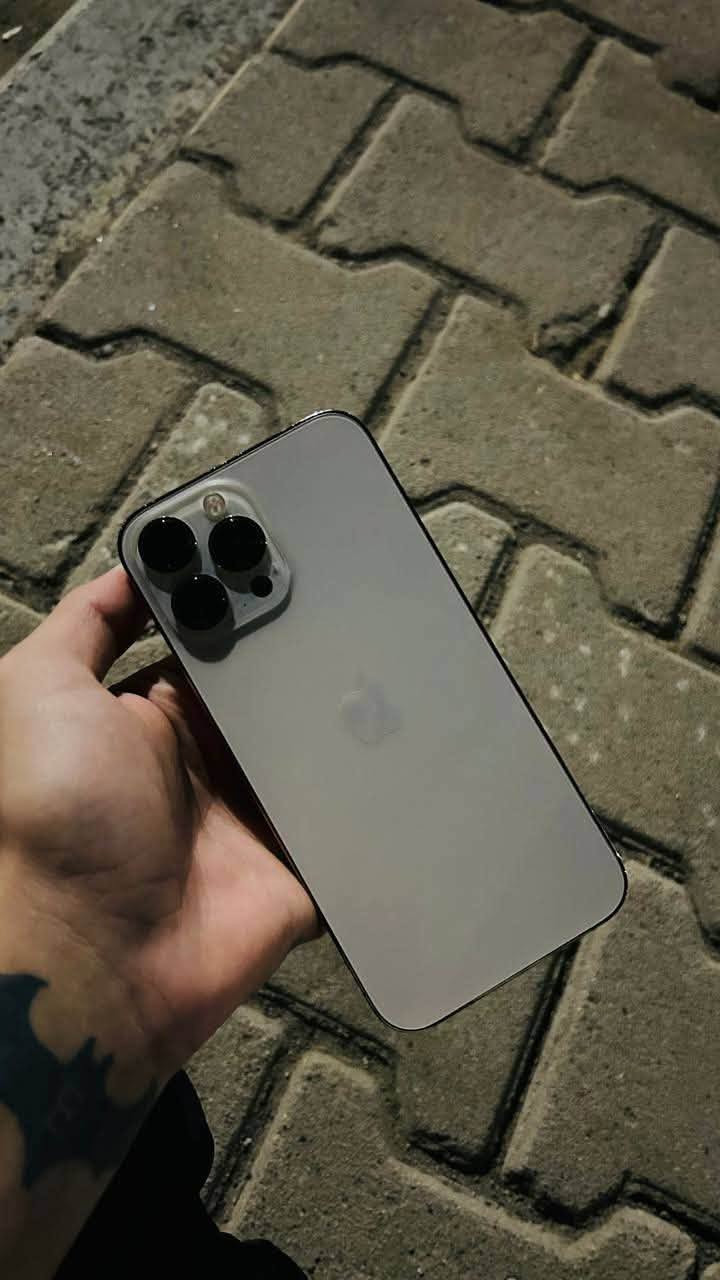13 برو ماكس
مامفتوح كبس وكلشي بلادي
650 ♥️
***********

نص مكتوب في الصور:
- 91 4G 10:52 مساحة تخزين iPhone iPhone المستخدم: 150.42 غ.ب. من 256 غ.ب. 105.58 غ.ب. التطبيقات الصور iOS بيانات النظام توصيات إظهار الكل مراجعة صورك وفيديوهاتك ووفر لحد 21.56 غ.ب, راجع الصور والفيديوهات التي تشغل أكبر مساحة تخزين في تطبيق الصور وحدد ما إذا كان يمكنك حذفها. ألبوم "المحذوفة مؤخرا" إفراغ
- 91 4G 10:52 حالة البطارية والشحن رسالة مهمة حول البطارية حالة بطاريتك متدنية جدًا. يمكن أن يبدل أحد مزودي خدمة Apple المعتمَدين البطارية لاستعادة الأداء والطاقة القصويين. العثور على خيارات الخدمة... 76% الحد الأقصى للقدرة هذا قياس لقدرة البطارية مقارنة بقدرتها عندما كانت جديدة. قد تتسبب القدرة المنخفضة بتقليل ساعات الاستخدام بين عملية الشحن والأخرى. أقصى قدرة للأداء ستساعد الأنظمة المضمنة في النظام والمكونات في تخفيف آثار الأداء التي قد تلاحظها أثناء التقدم الكيميائي في عمر بطارية iPhone. شحن البطارية المحسن للحد من استنزاف عمر البطارية، يتعلم الـ iPhone من عادات الشحن اليومية، بحيث ينتظر ولا يتجاوز 80% حتى يحين موعد حاجتك إلى استخدامه.