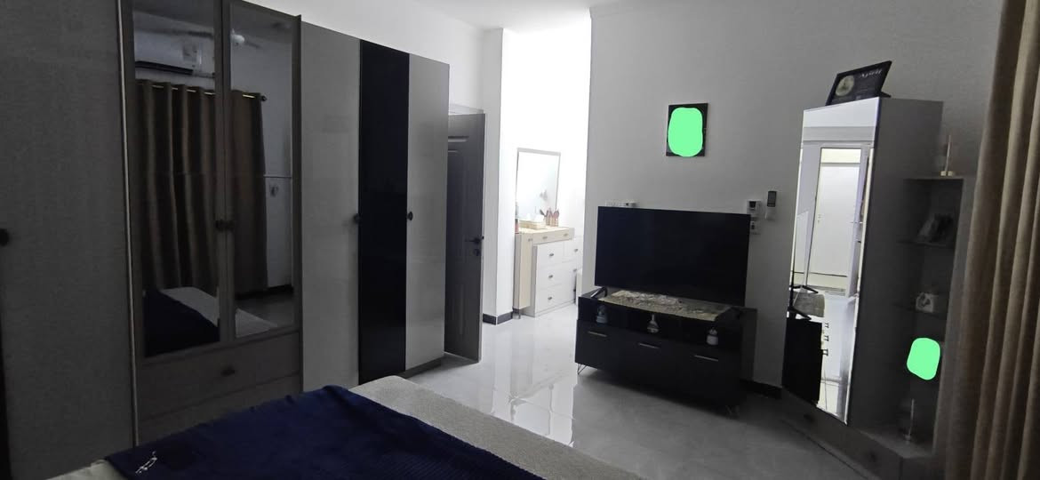 دار مطلوب للمصرف العقاري
بالبياع دور الموظفين البناء الجاهز قرب كراج البياع 
دار طابو صرف طابقين مساحة ١١٤ م 
كراج وحديقة مساحتها 45 متر ضمن البيت 
صالة و مطبخ و غرفة نوم وخدمات عدد 2 و الطابق الثاني غرفتين نوم مع خدمات مع غرفة سويت الطابق المجموع ٤ غرف الثالث بيتونة وسطح 
الدار ركن على شارع مع مدخلين للبيت على ساحتين جميع الخدمات متوفرة 
الاتصال على الرقم *********** صاحب البيت
