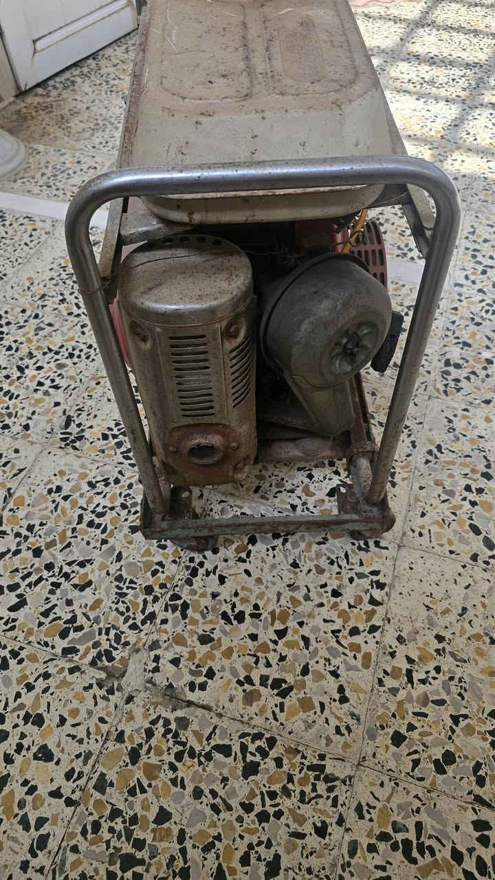 مولدة هونداي 
 متروكة صار ١٠ سنوات 
 بانزين 
 15امبير 
 سعرها 200وبها مجال 
 اذا شراي اتصل بلرقم 
***********
P

