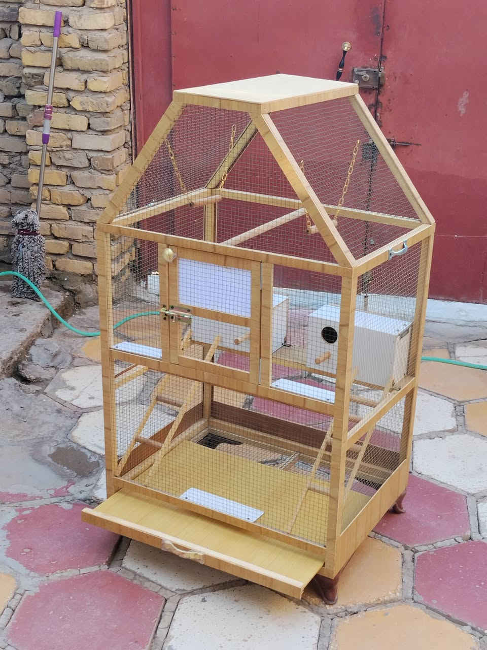 للبيع قفص خشبي عمل نجاره جديده غير مستعمل قياسات الارتفاع 1.40العراض80cm النزال 60cm يحتوي على بيوت عدد 2 ومراجيح عدد 2 درج عدد 2 ومجرى للتنظيف جراره القفص كامل من كل شي يحتاج فقط إلى طيور حسب الرغبه السعر 55الف وبيه مجال ناصريه حي اور خلف جامع الحسن *********** يوجد واتساب

