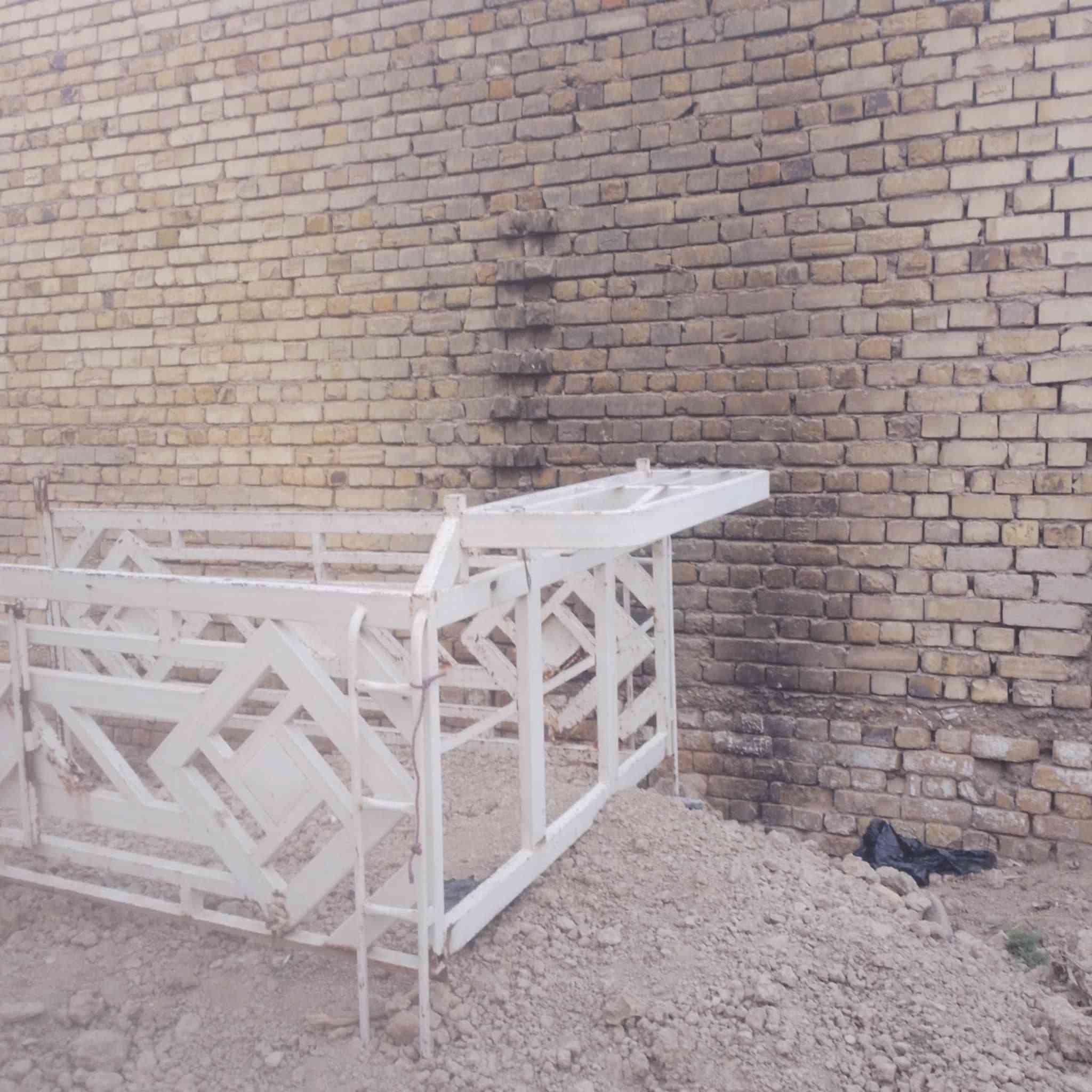 محجر للبيع نضيف عوزه بس صبغ مكان كوت مركز المدينه السعر 300وبي مجال للاستفسار ***********
