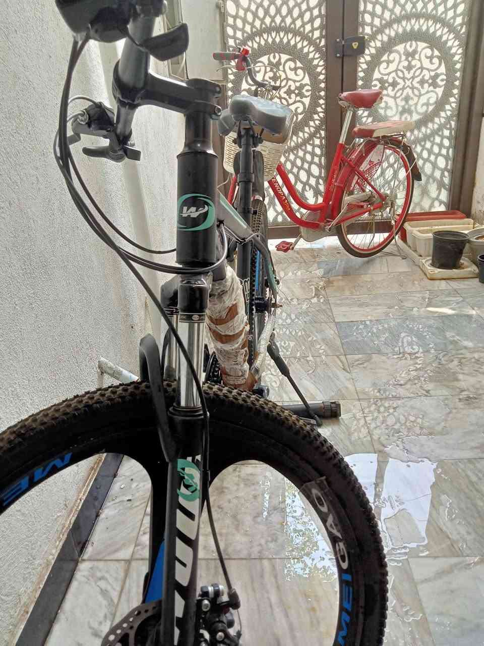 سلام عليكم بايسكل .نضيف وجديد مامستخدم غير بس من الشركه للمنزل ماشي أو مواصفات ،جبلي. نوعيته راقيه هيه .MEIGAO ,  والله شاهد حتى الغلاف موجود بي أو ايضن بي سرعات  3 أو نص سرعه يسار أو 7 أو ربع يمين يعني مختصر سرعه 12 من غير الدوسه يعني سرعته توصل لل 25 .30 حسب سرعة رجلك أو هوه بايسكل رياضي اذا حاب تشتري يناسب كل النواحي * أو أيضاً بي 7 دبلات من غير الدبل الكبير يعني واحد بحجم 5.6 دبلات يساعت بكثرة السرعه او 7 دبلات صغيره أو علامته .W. المراسله على الصفحه هنا. واتساب ،***********
