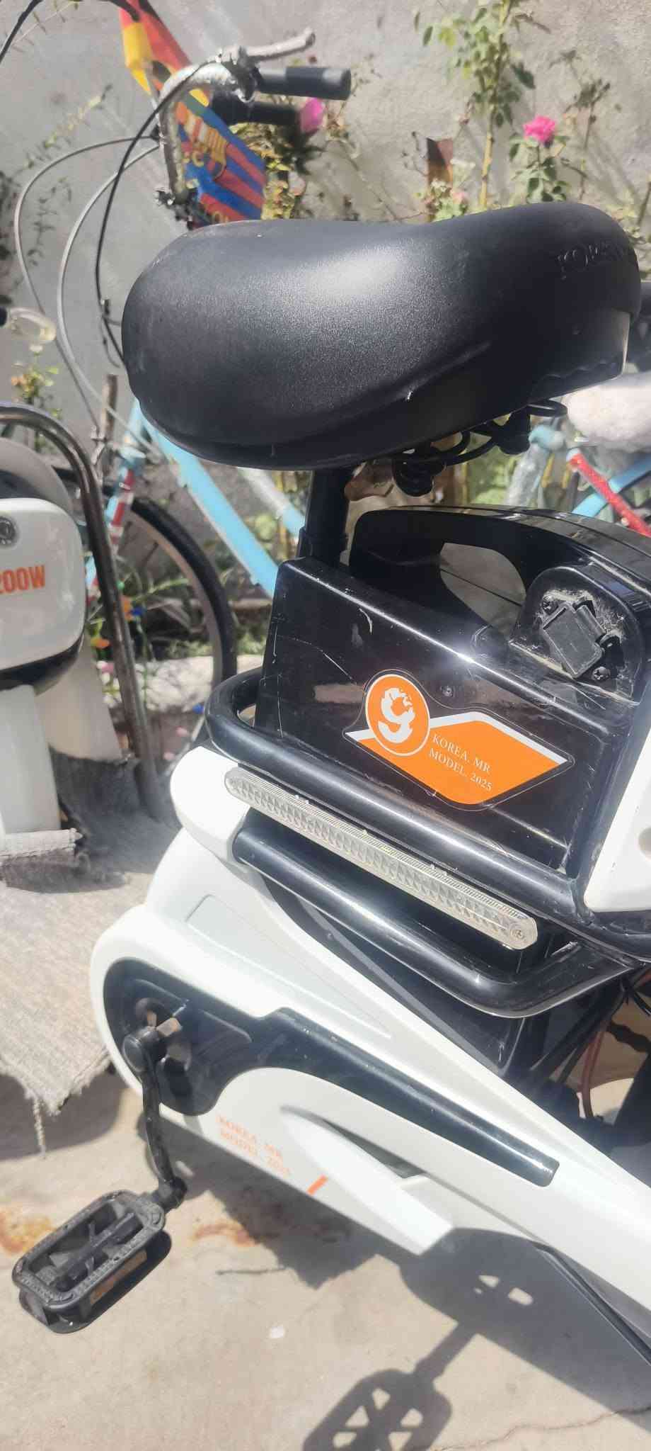 💯عرض مرة اخرى💯،  دراجة شحن للبيع، نضيفه بس ينرادلها بطاريات وتوكل،
وياها شاحنات 2
و عقل 2 بس ما متاكد منهم
، السعر 200وبي مجال،  
الدراجه شتريتها جديد ب530
لان بطارياتها تعبانات ف نزلت سعرها 
، ***********/***********
مكاني بعشيقة✨
