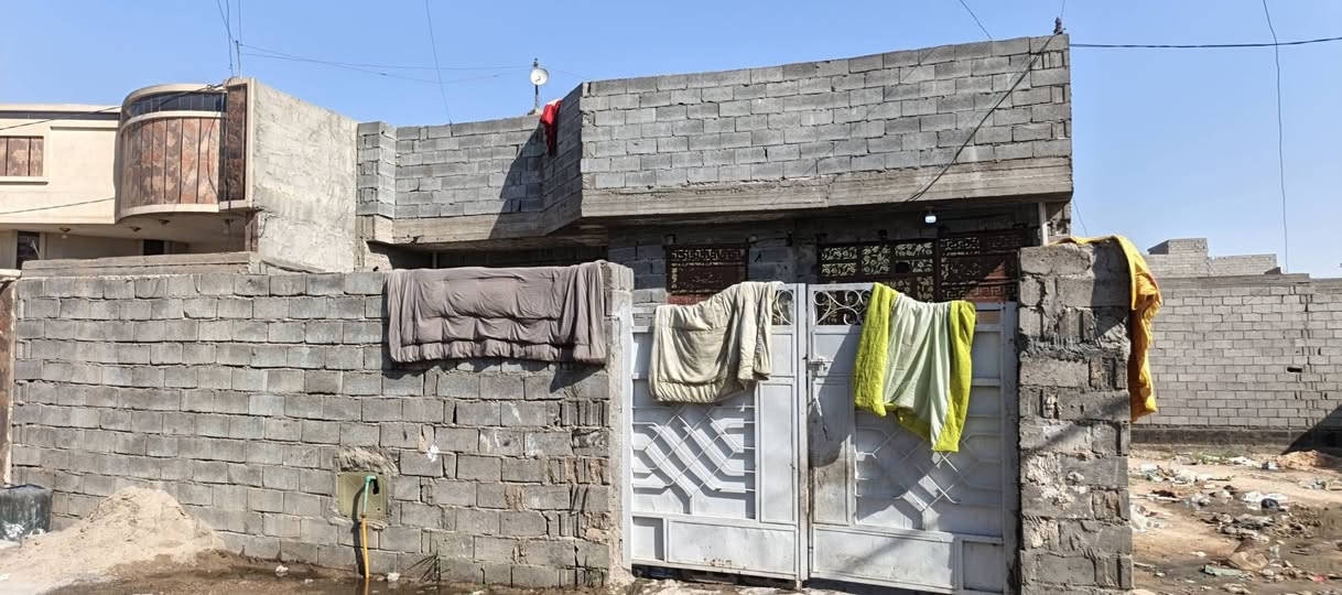 سلام عليكم بيت للبيع بجبيل بشارع المضيف مساحه 200 طابقين غرفتين جوة الاستفسار عل رقم السعر55وبي مجال الله محيكم ***********
