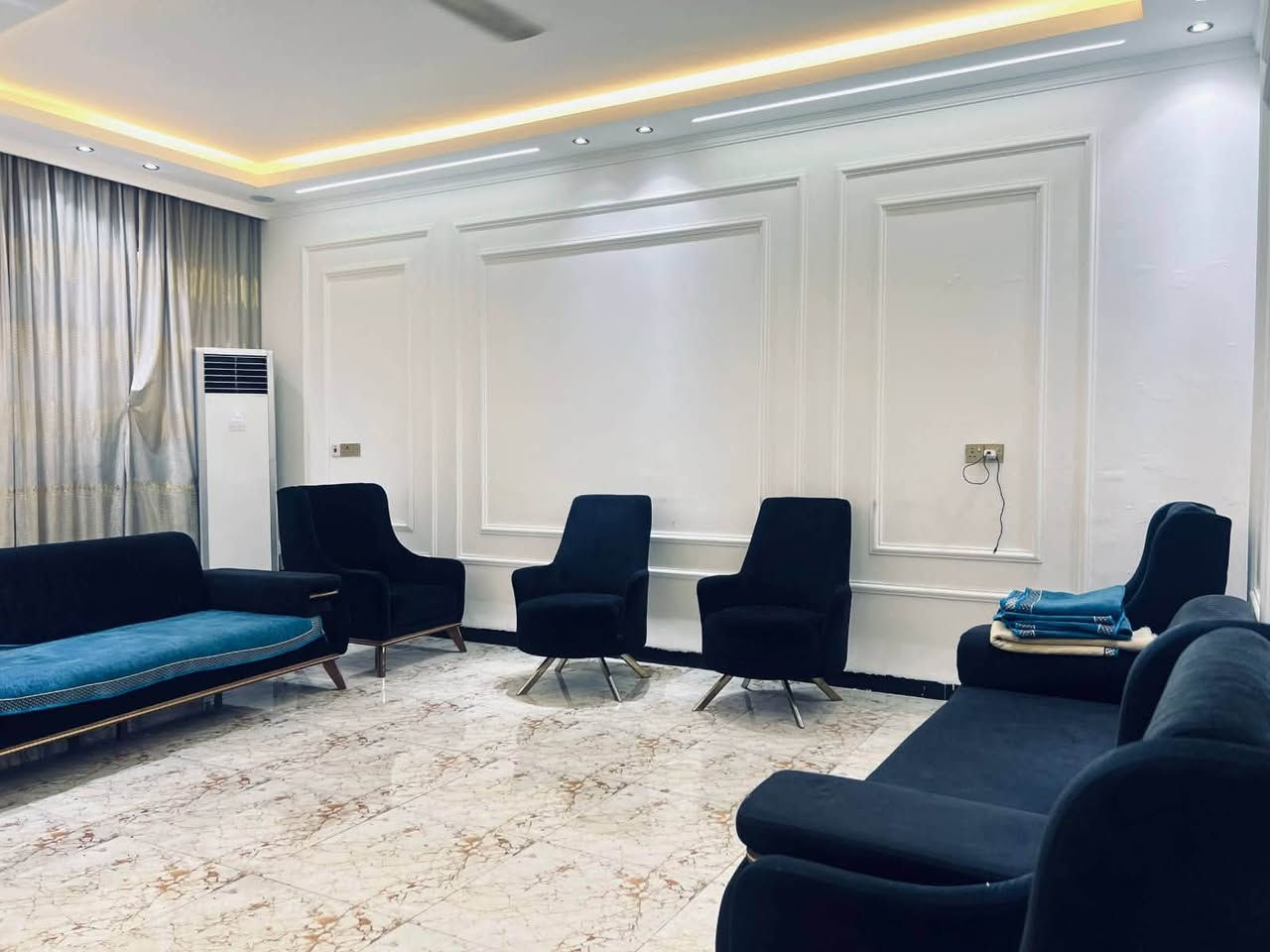 بيت طابقين ونص مساحه 123 متر واجهه 6 نزال 21
الطابق الارضي يحتوي على مدخلين طرمه+حمام خارجي 
استقبال 
مطبخ 
صاله كبيره+خدمات داخلي وخارجي 
منور + غرفه نوم 
الطابق الثاني 
غرفه نوم كبيره 
غرفه نوم ثانيه 
صاله كبيره من ضمنهاا مطبخ+ خدمات 
الطابق الثالث غرفه نوم
+ سطح امامي+سطح خلفي
العنوان بغداد الدوره المهديه الثانيه الشارع التجاري مجاور صيدليه دواء العز
للاستفسار والطلب الاتصال بالرقم 
***********
او مراجعة مكتب الشهم للتطوير العقاري 
شارع ٤٠ قرب أسواق العائلة
