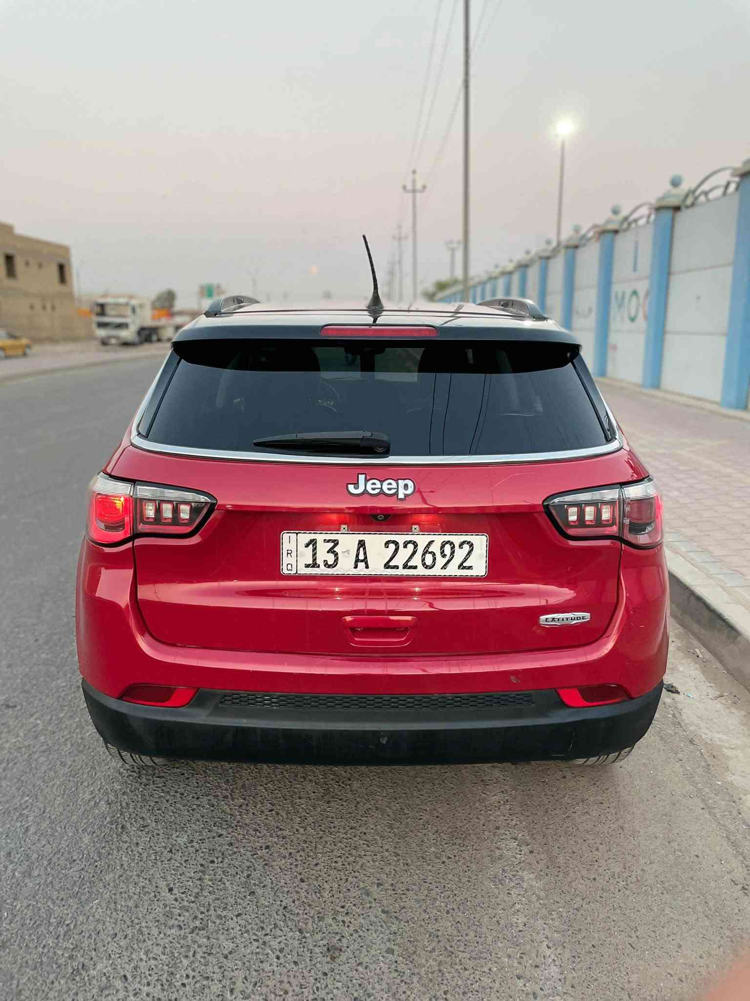 سلام عليكم للبيع جيب كومبارص 2018سياره حادثه جاملع وبنيد  جاهزه ما بيه كل نقص السعر 115 بيه مجال ***********
