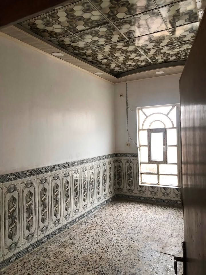 بيت للايجار  بسعر ٢٠٠ 🔐
المساحه 100متر طابو زراعي سند 25مشمول بالتطويب 

أساس وسقف صب كونكريت بنيان بلوك كاشي سيراميك جاهز ماعايز شي ، نضيف البيت وبي سبلت وكيزر وسخان وجهاز

يحتوي على غرفه وصاله واستقبال ومطبخ وصحيات داخليه وخارجيه وطارمه ومكشوفه 

العنوان شارع المطار القديم قرب مدرسه الجنائن يبعد عن شارع العام 70 متر 

للاستفسار اتصال أو واتس اب 

***********
